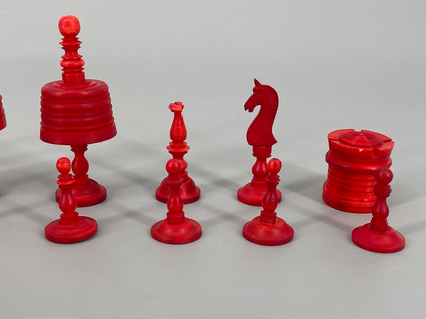 Vollständiges Set Schachfiguren aus Bein, 19. Jahrhundert