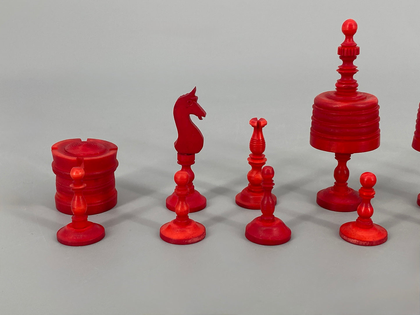 Vollständiges Set Schachfiguren aus Bein, 19. Jahrhundert