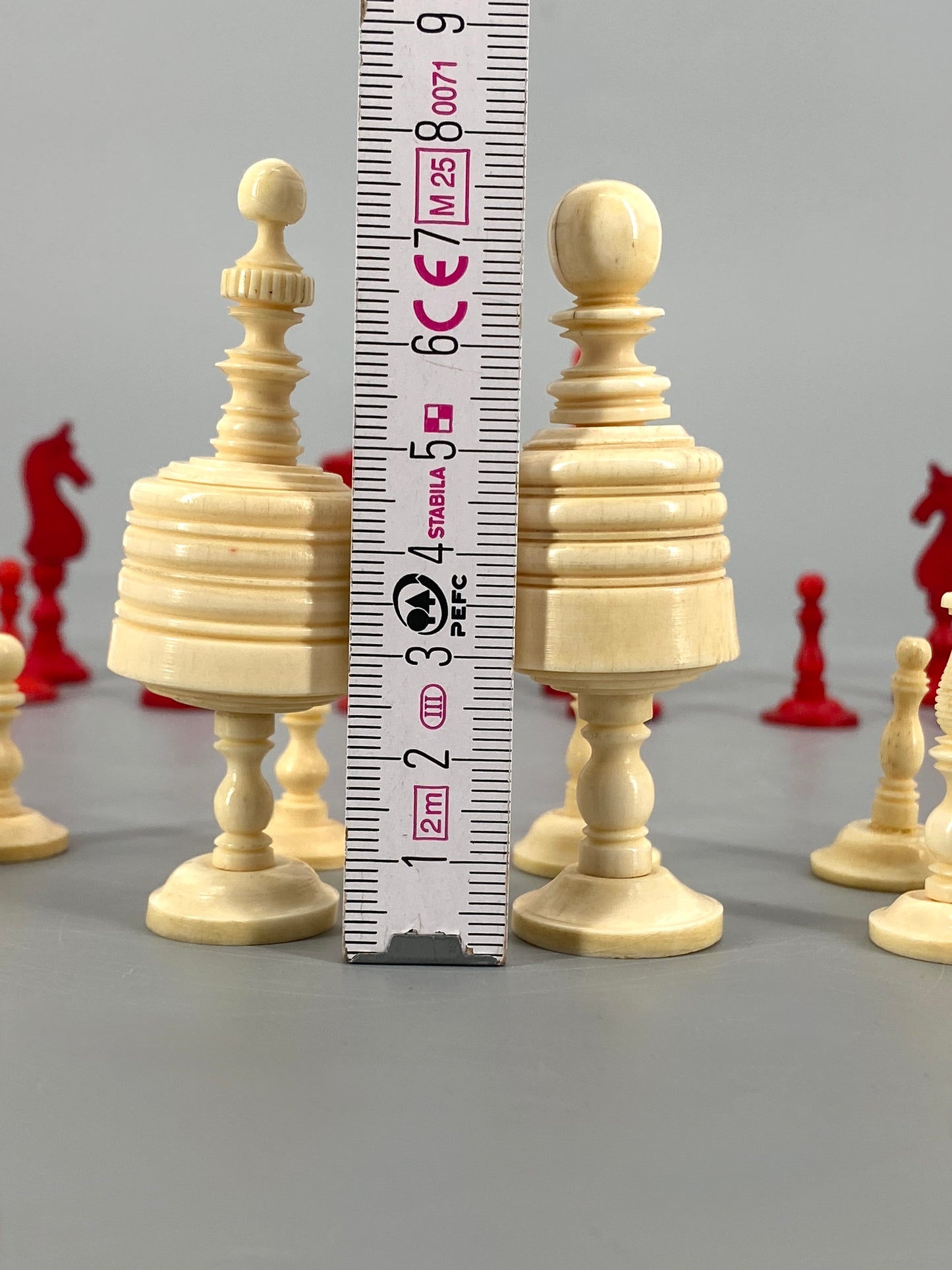 Vollständiges Set Schachfiguren aus Bein, 19. Jahrhundert