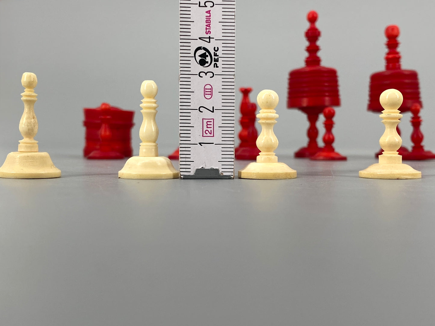 Vollständiges Set Schachfiguren aus Bein, 19. Jahrhundert