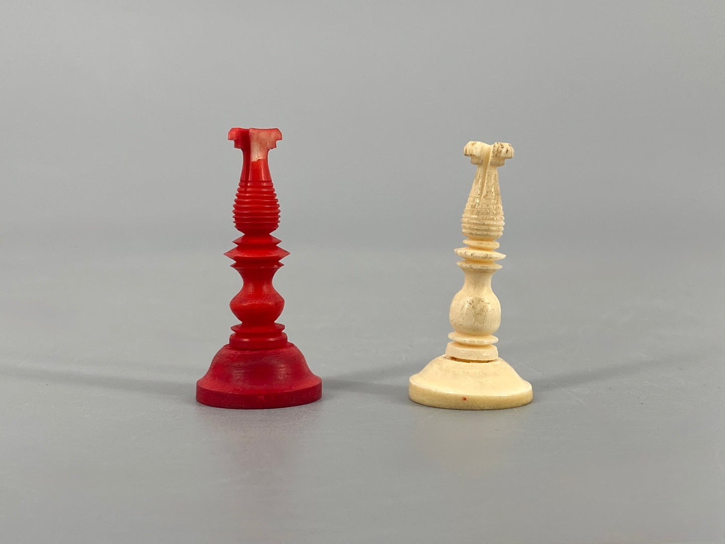 Vollständiges Set Schachfiguren aus Bein, 19. Jahrhundert