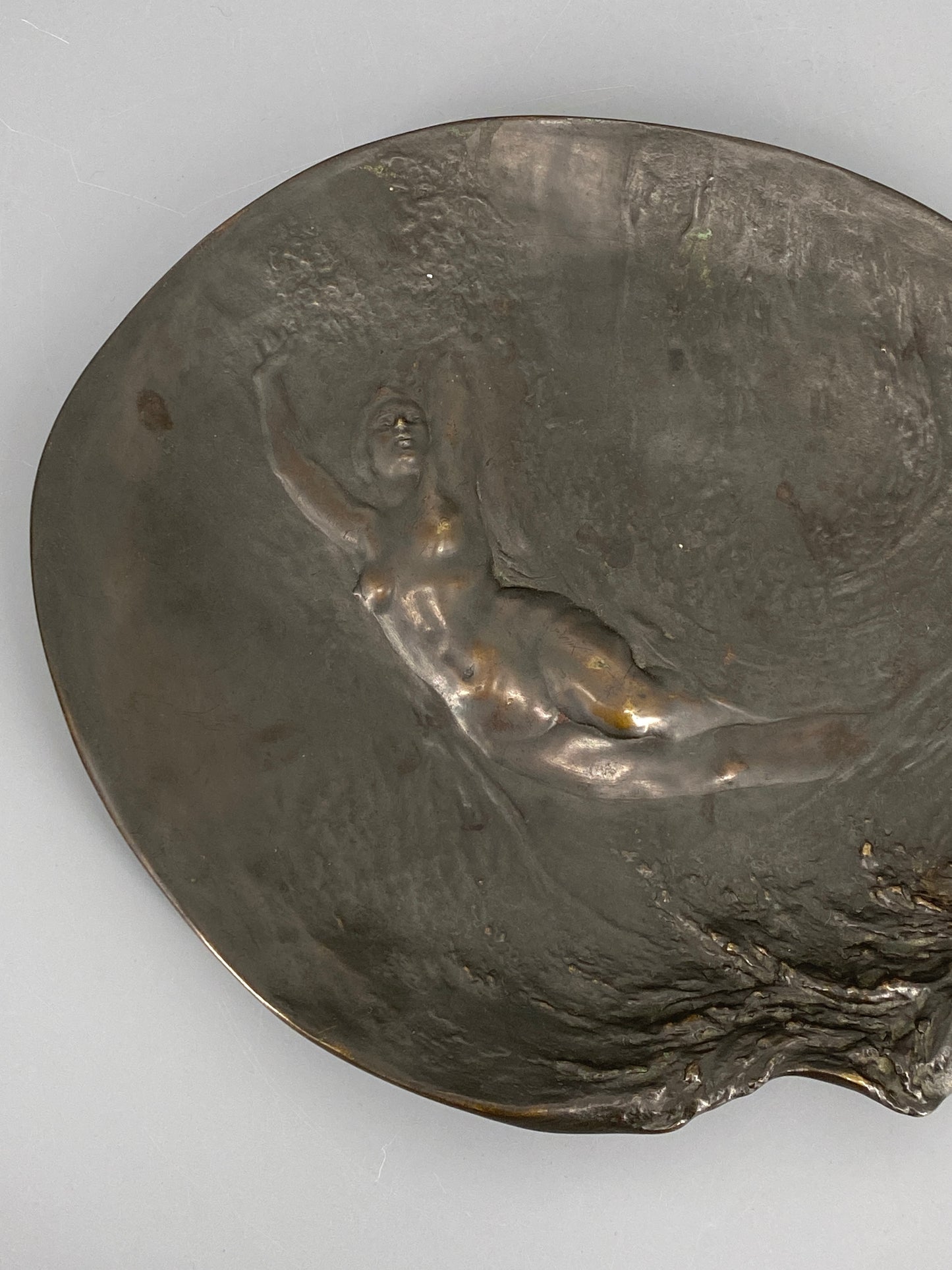 Bronze Relief Schale mit Frauenkörper von Pietzner & Co, Österreich, um 1900