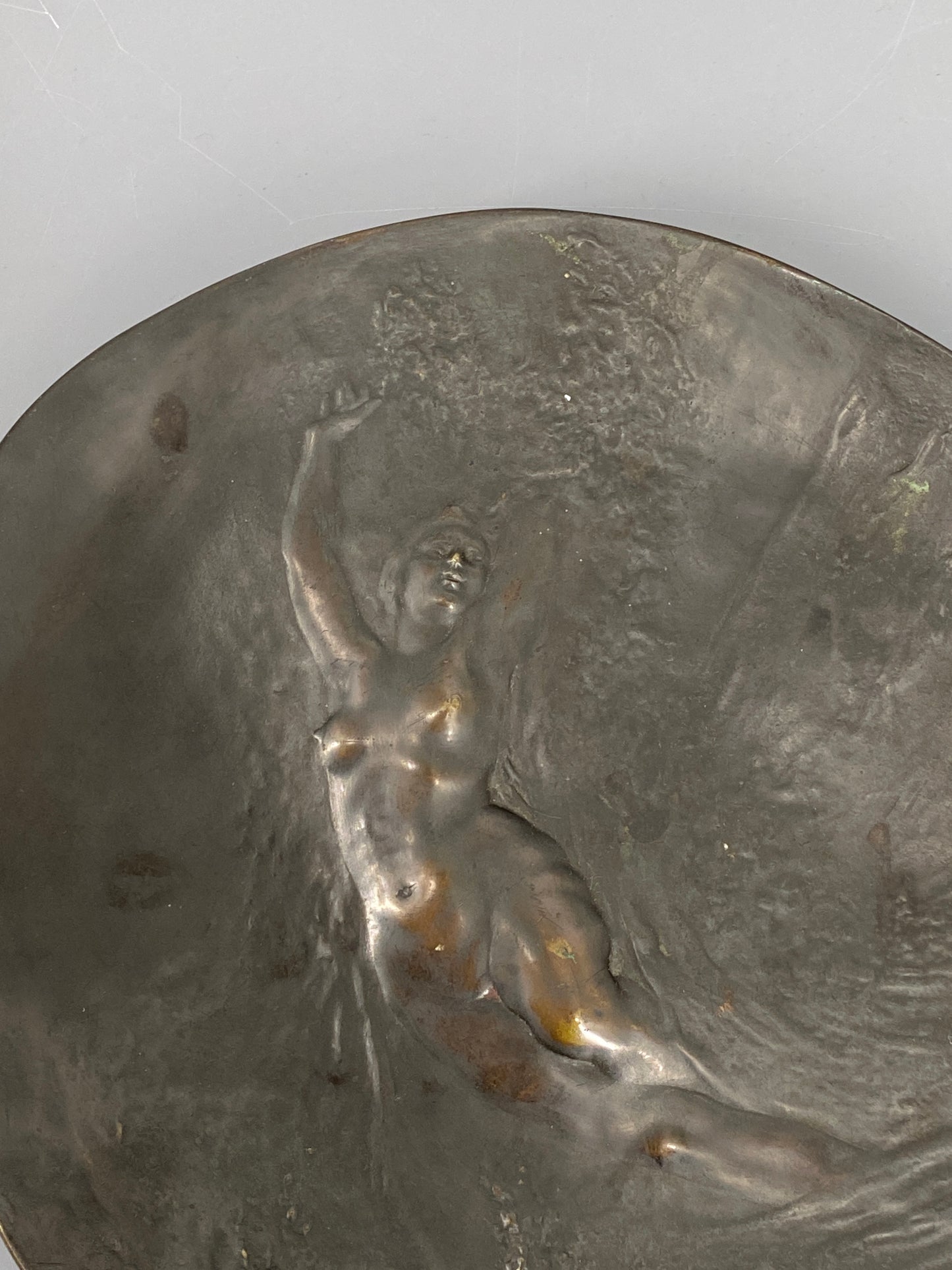 Bronze Relief Schale mit Frauenkörper von Pietzner & Co, Österreich, um 1900