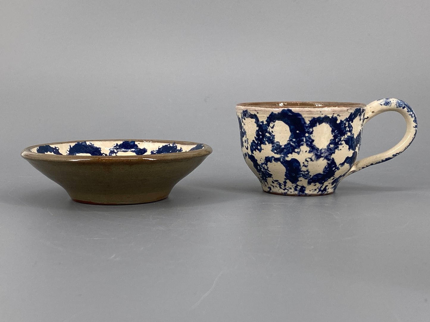 Studiokeramik Geschirr mit blauem Muster, Spongeware/Schwammmuster