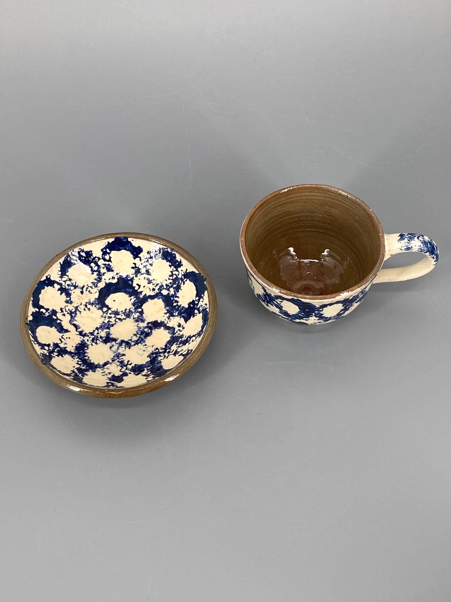 Studiokeramik Geschirr mit blauem Muster, Spongeware/Schwammmuster
