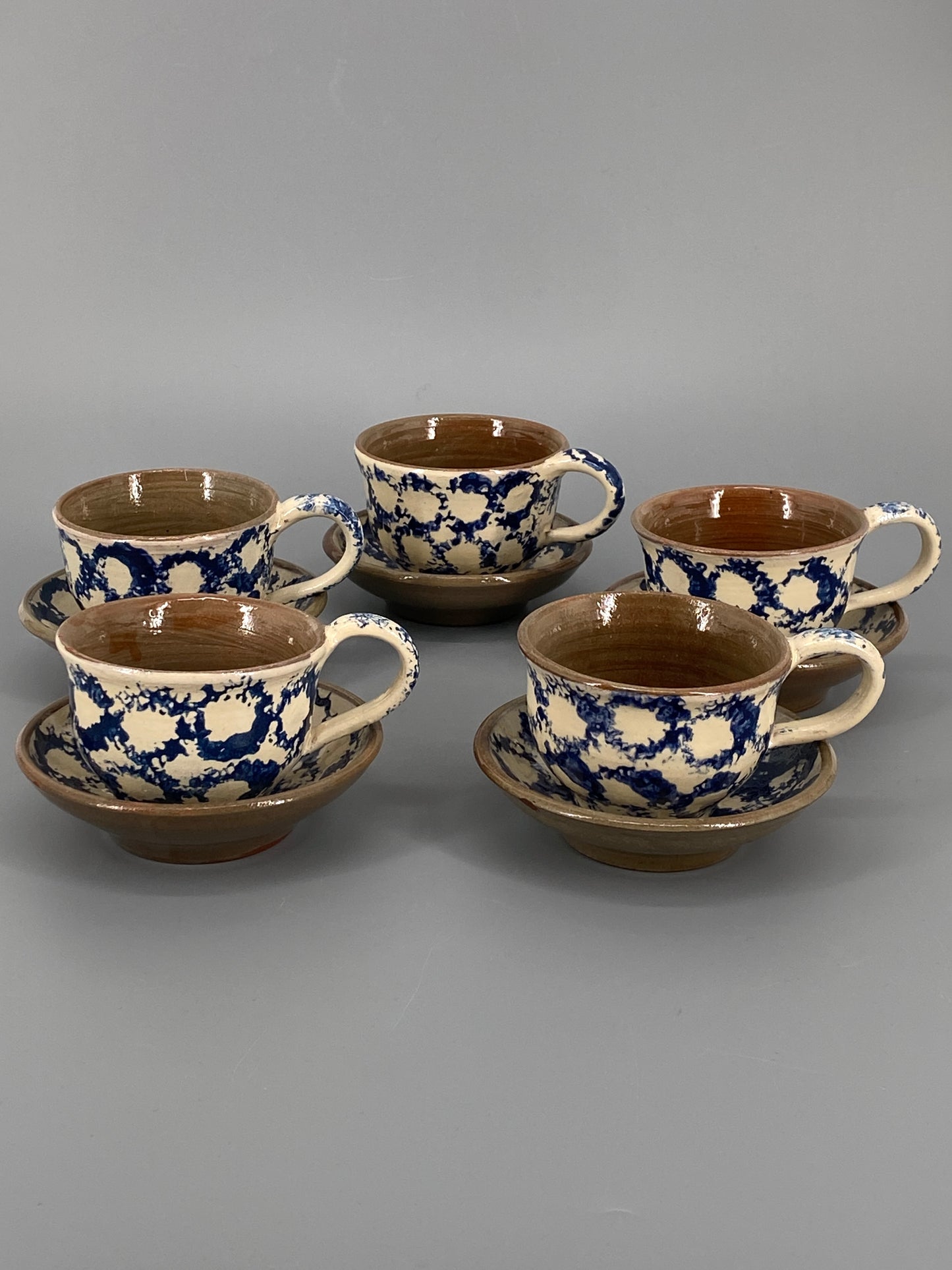 Studiokeramik Geschirr mit blauem Muster, Spongeware/Schwammmuster