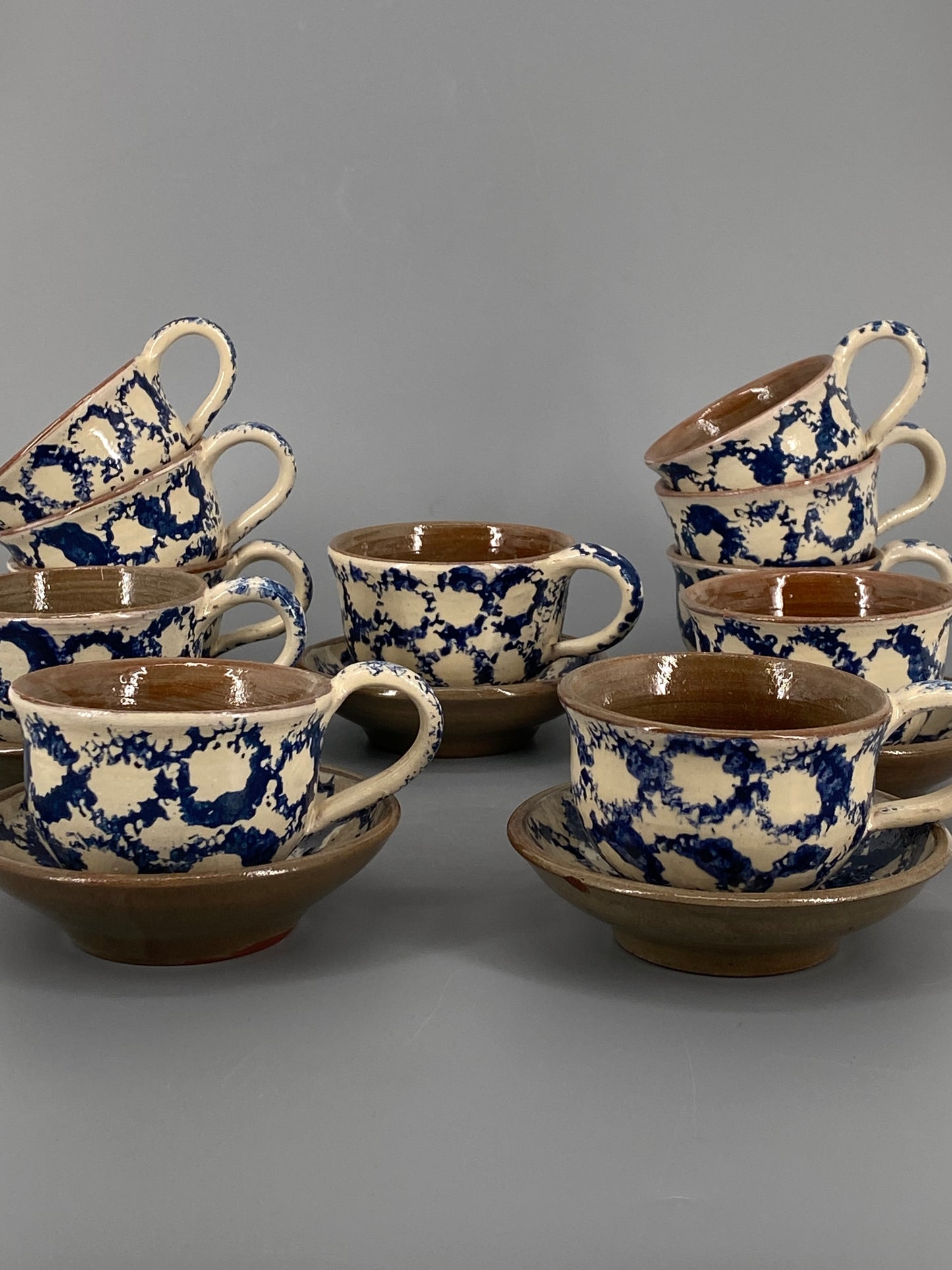 Studiokeramik Geschirr mit blauem Muster, Spongeware/Schwammmuster