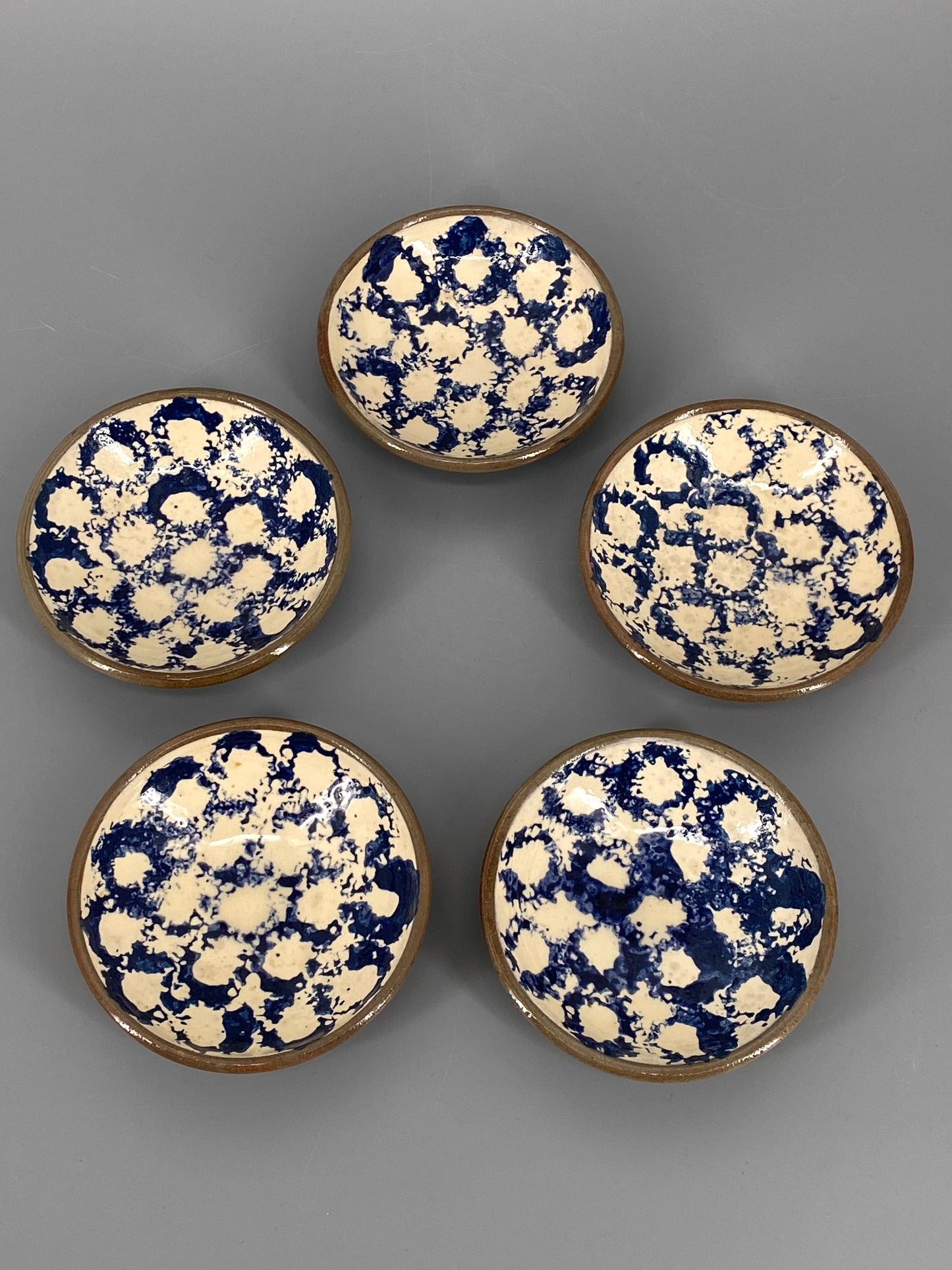 Studiokeramik Geschirr mit blauem Muster, Spongeware/Schwammmuster