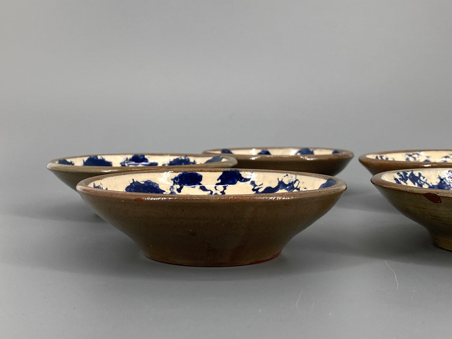 Studiokeramik Geschirr mit blauem Muster, Spongeware/Schwammmuster