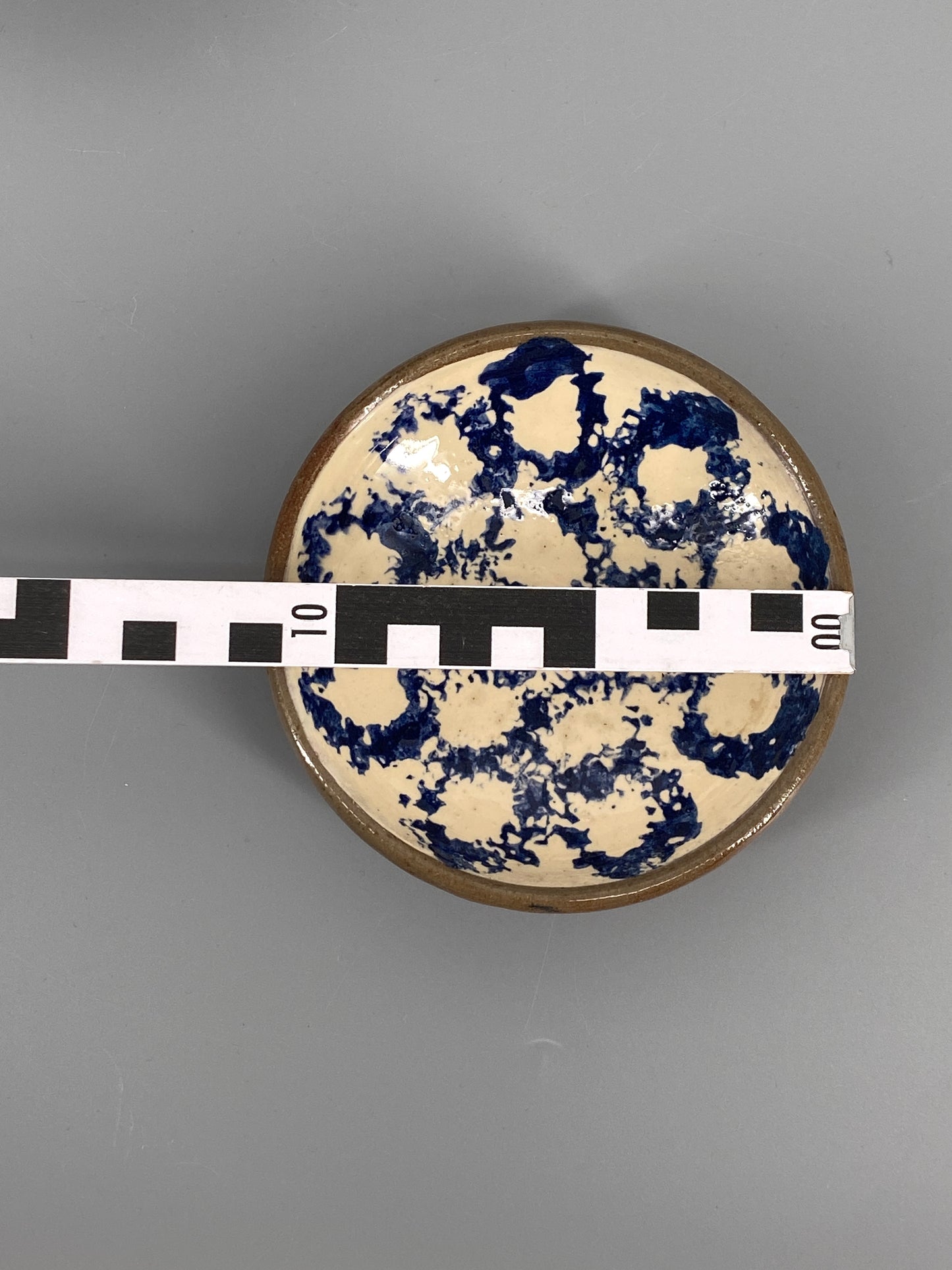 Studiokeramik Geschirr mit blauem Muster, Spongeware/Schwammmuster