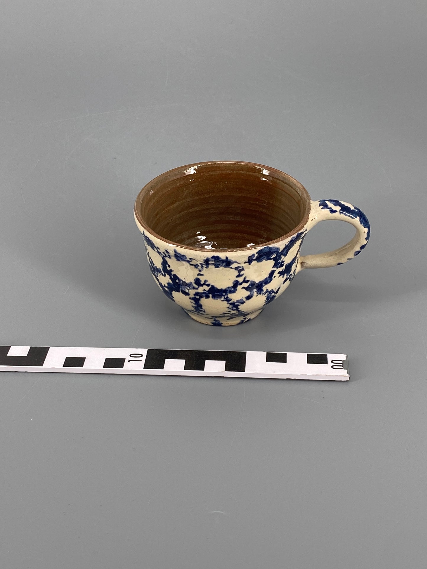 Studiokeramik Geschirr mit blauem Muster, Spongeware/Schwammmuster