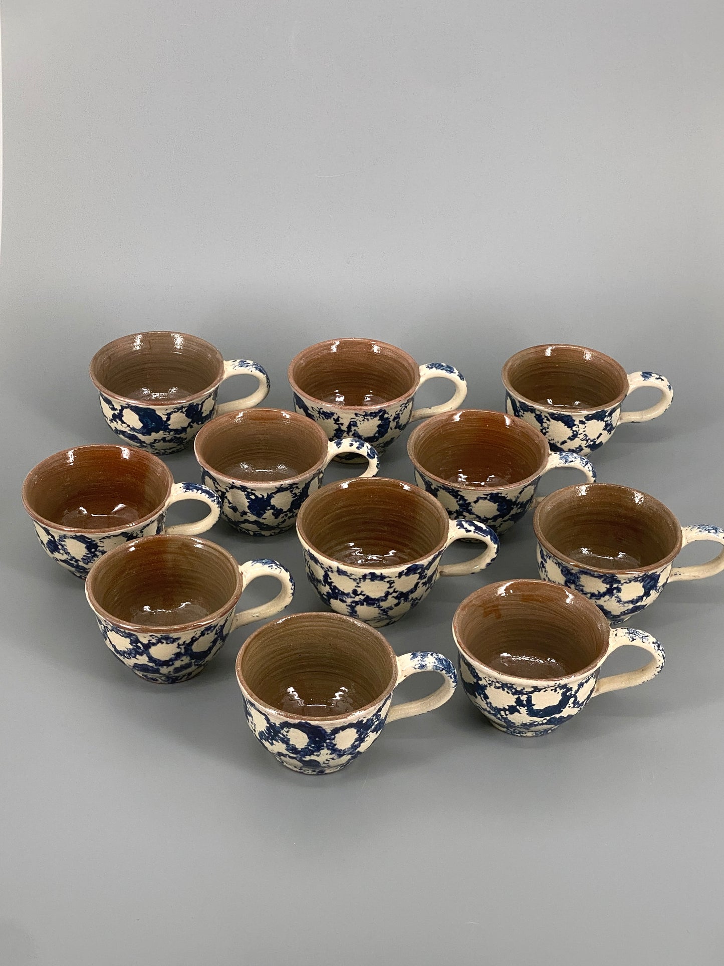 Studiokeramik Geschirr mit blauem Muster, Spongeware/Schwammmuster