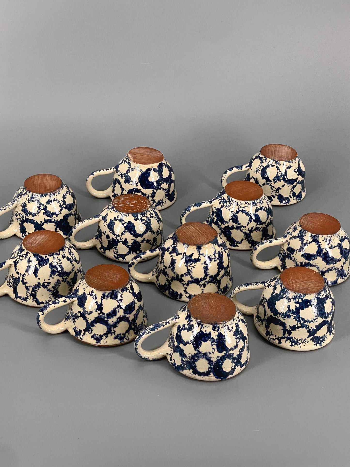 Studiokeramik Geschirr mit blauem Muster, Spongeware/Schwammmuster