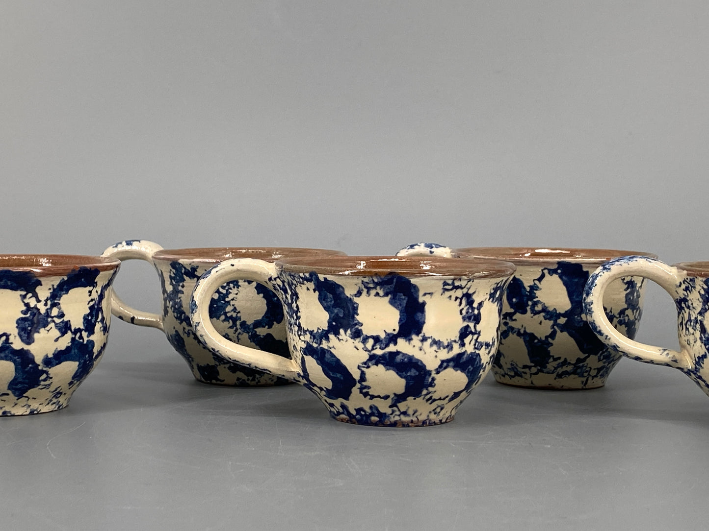 Studiokeramik Geschirr mit blauem Muster, Spongeware/Schwammmuster