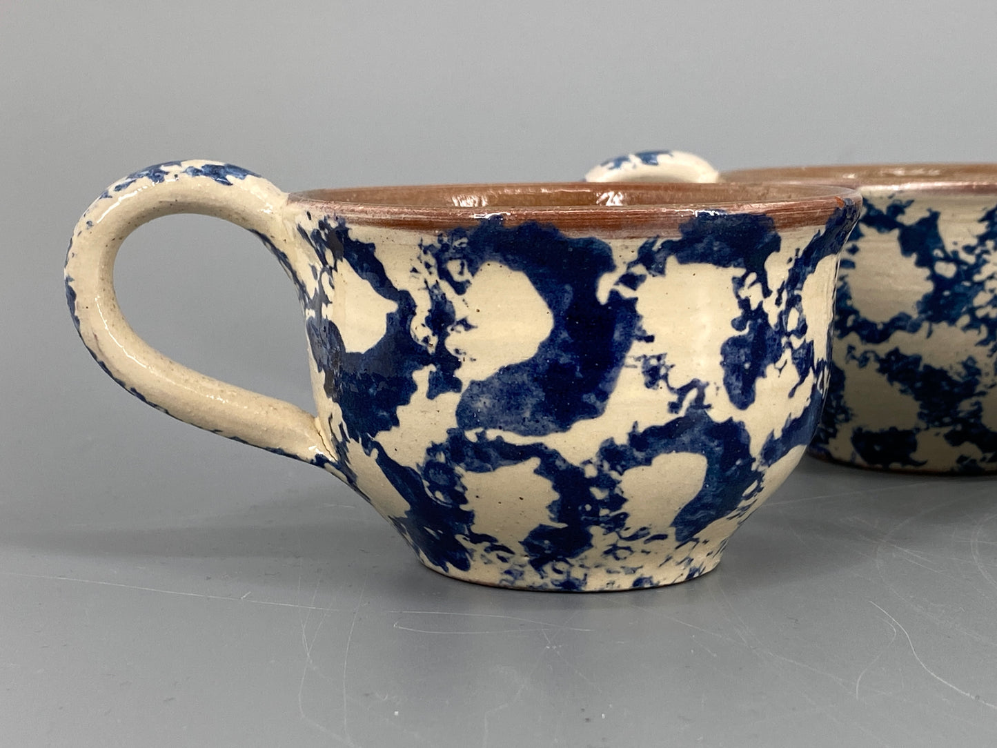 Studiokeramik Geschirr mit blauem Muster, Spongeware/Schwammmuster