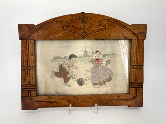 Art Deco Seidenstickerei zweier, spielender Kinder im Stil von Rie Cramer um 1920