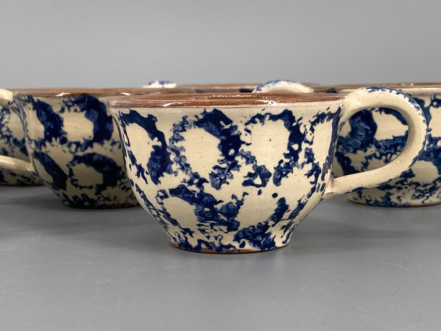 Studiokeramik Geschirr mit blauem Muster, Spongeware/Schwammmuster