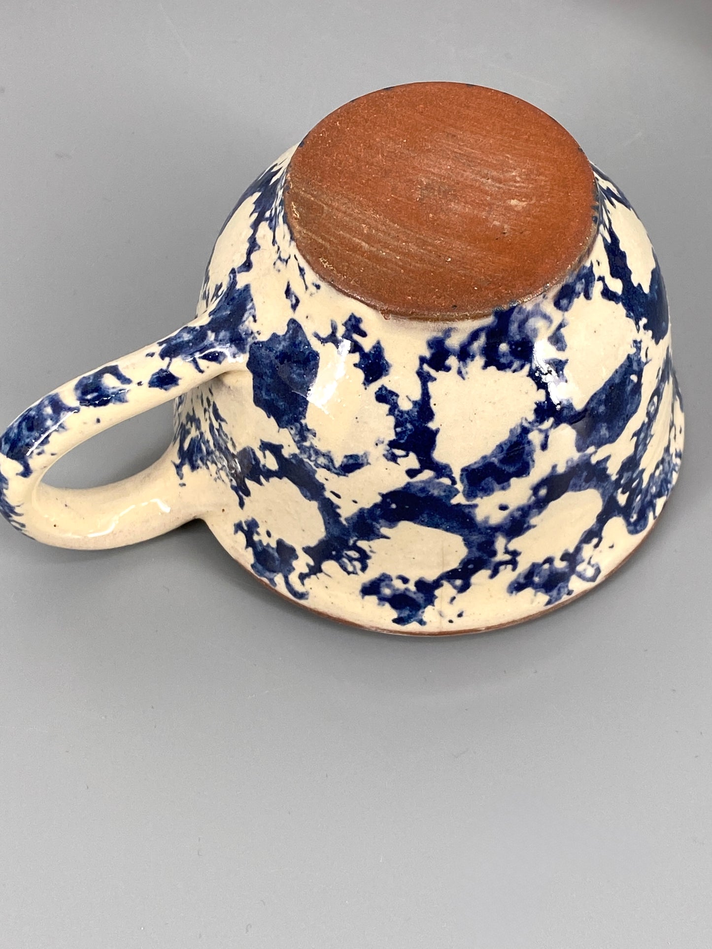 Studiokeramik Geschirr mit blauem Muster, Spongeware/Schwammmuster