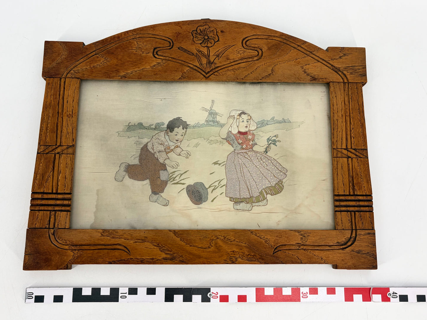 Art Deco Seidenstickerei zweier, spielender Kinder im Stil von Rie Cramer um 1920