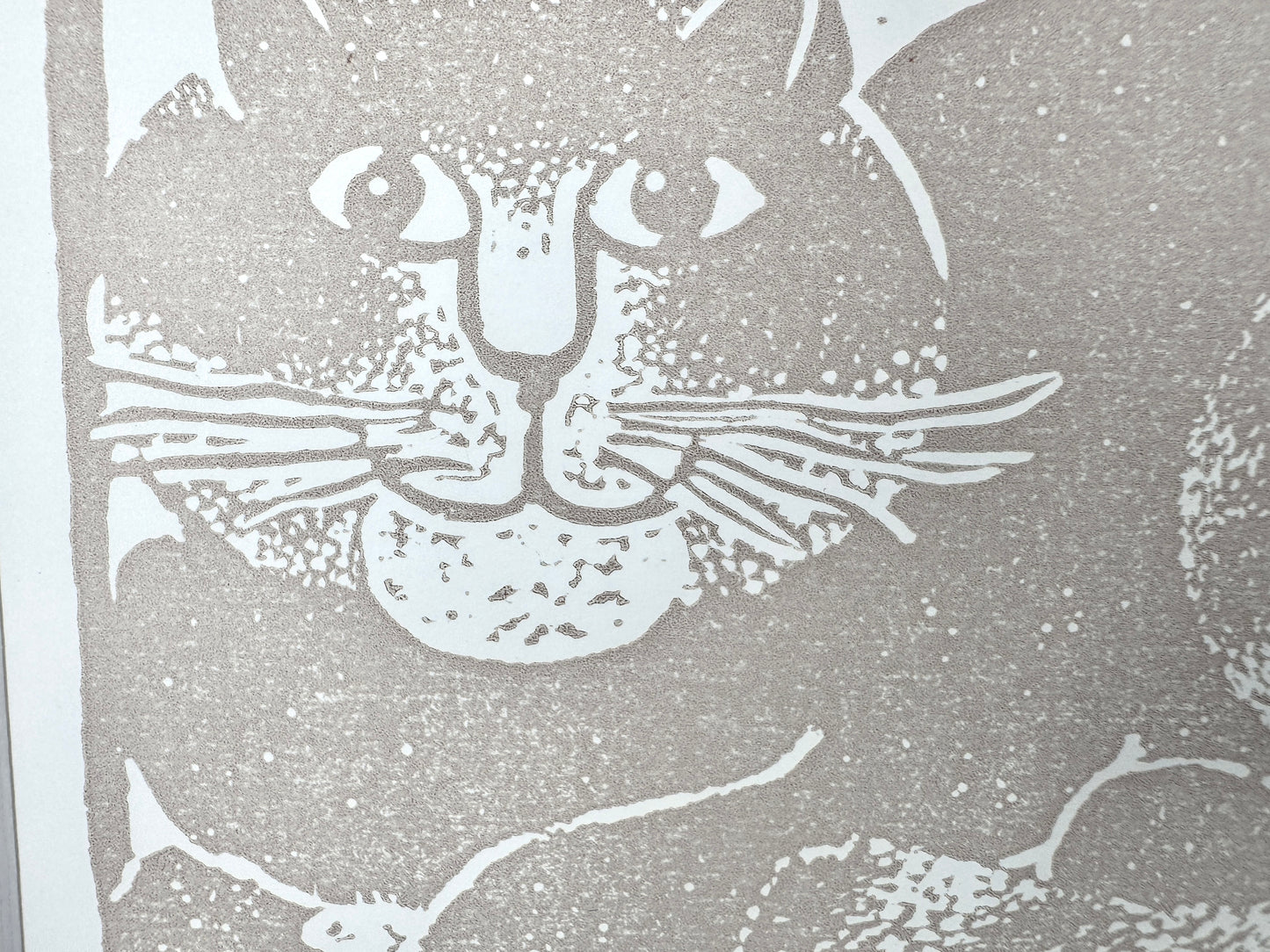 Grafik, die lächelnde Katze. Linolschnitt