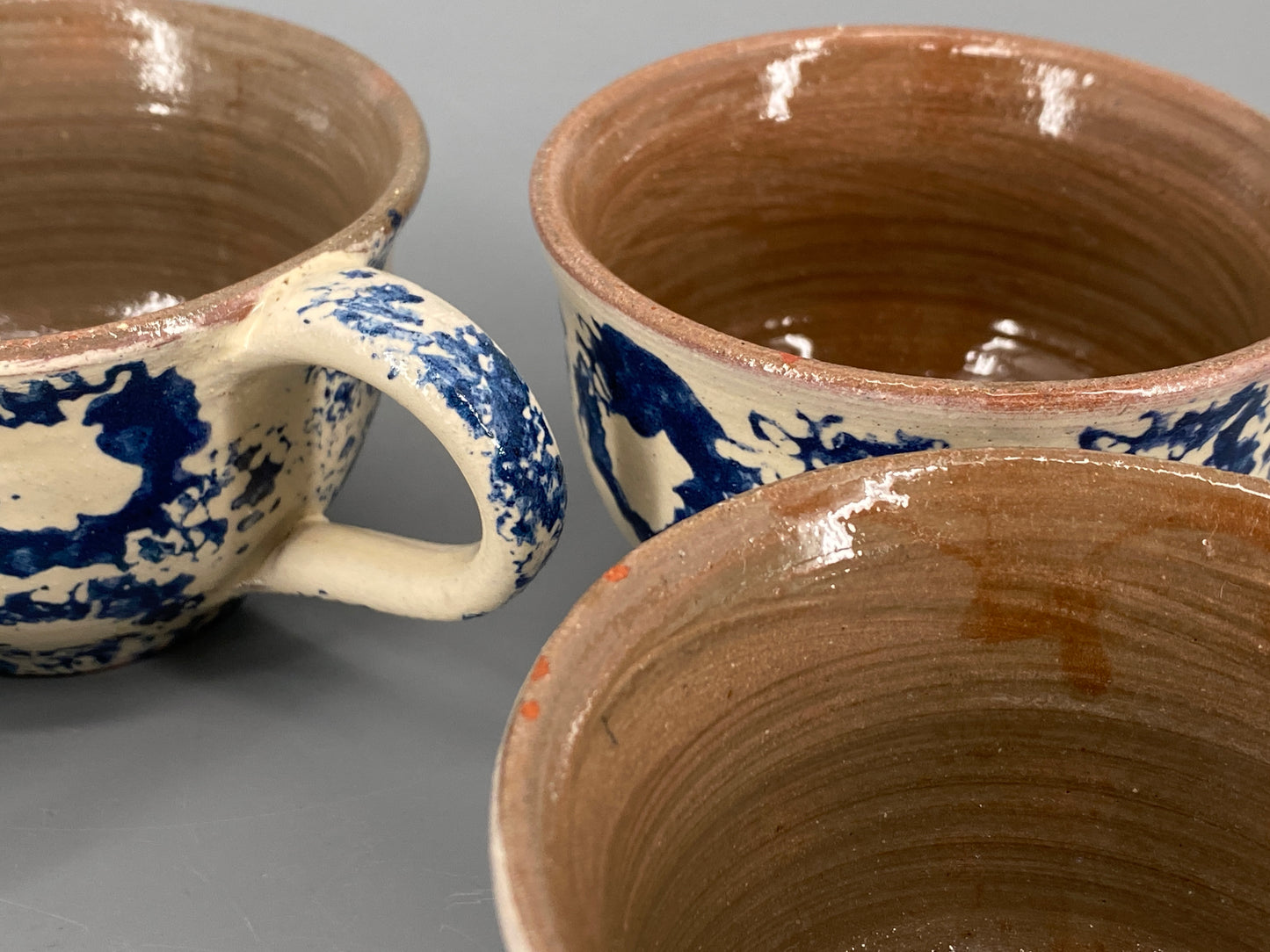 Studiokeramik Geschirr mit blauem Muster, Spongeware/Schwammmuster
