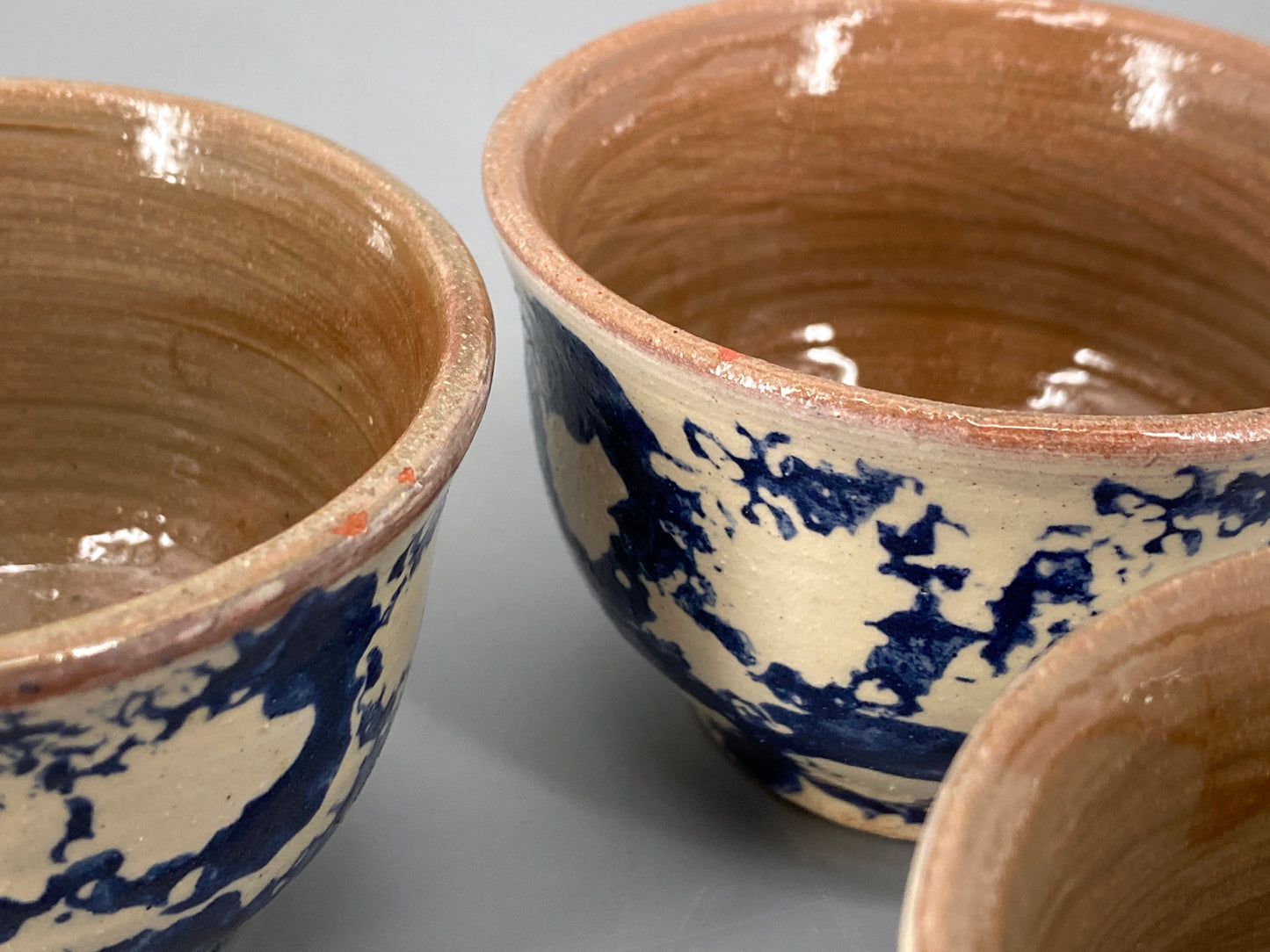 Studiokeramik Geschirr mit blauem Muster, Spongeware/Schwammmuster