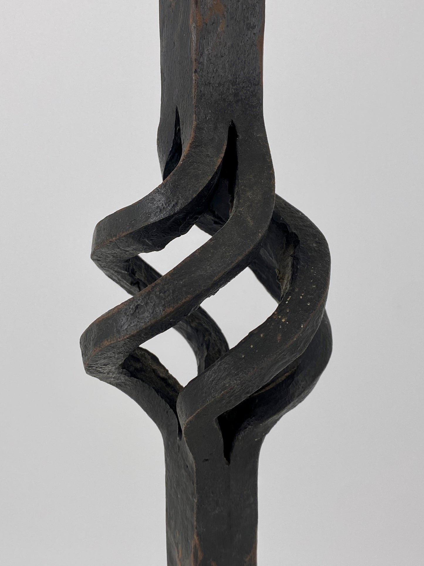 Großer brutalistischer Kerzenständer aus Schmiedeeisen, 1950-1970er