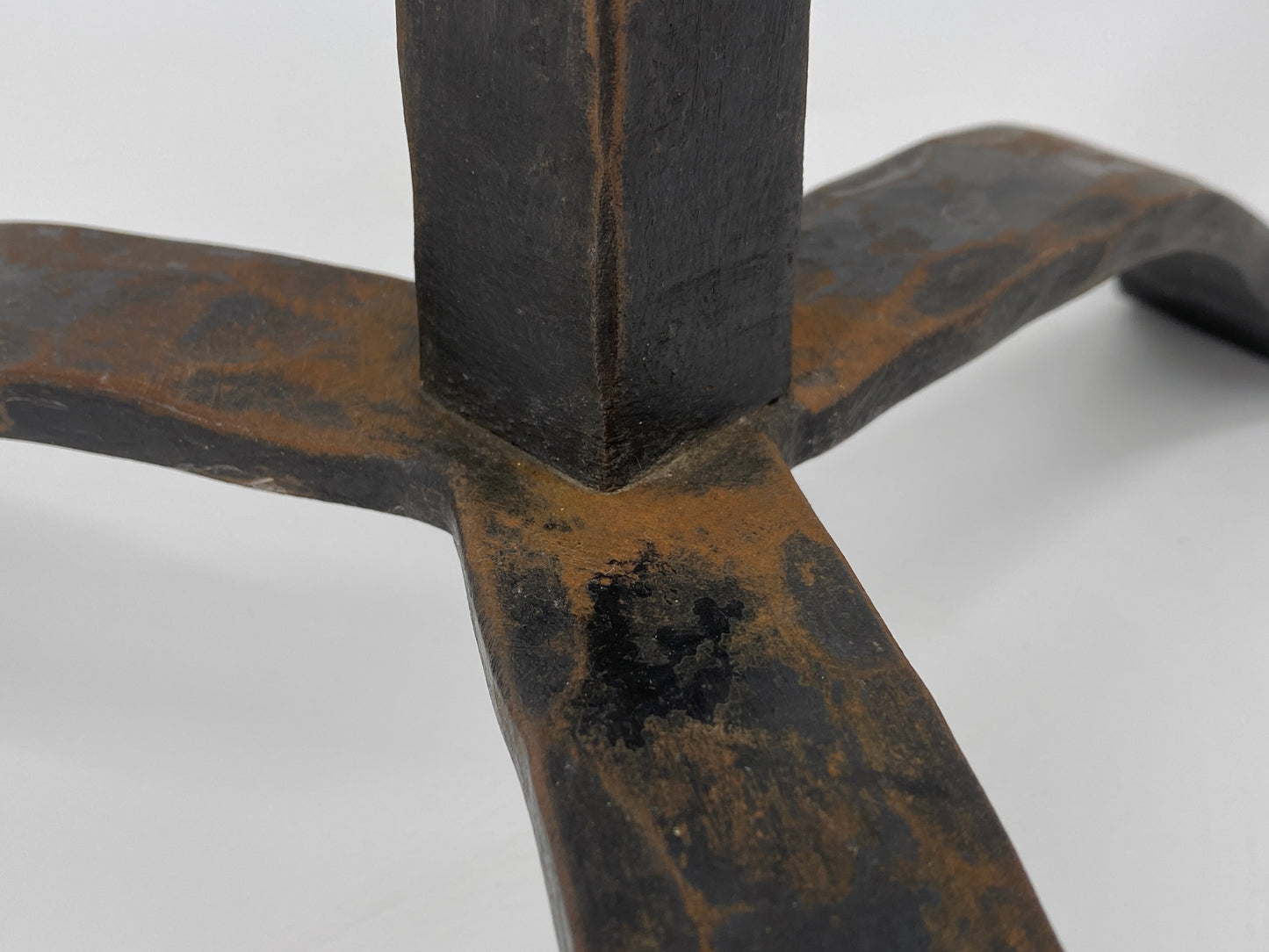 Großer brutalistischer Kerzenständer aus Schmiedeeisen, 1950-1970er