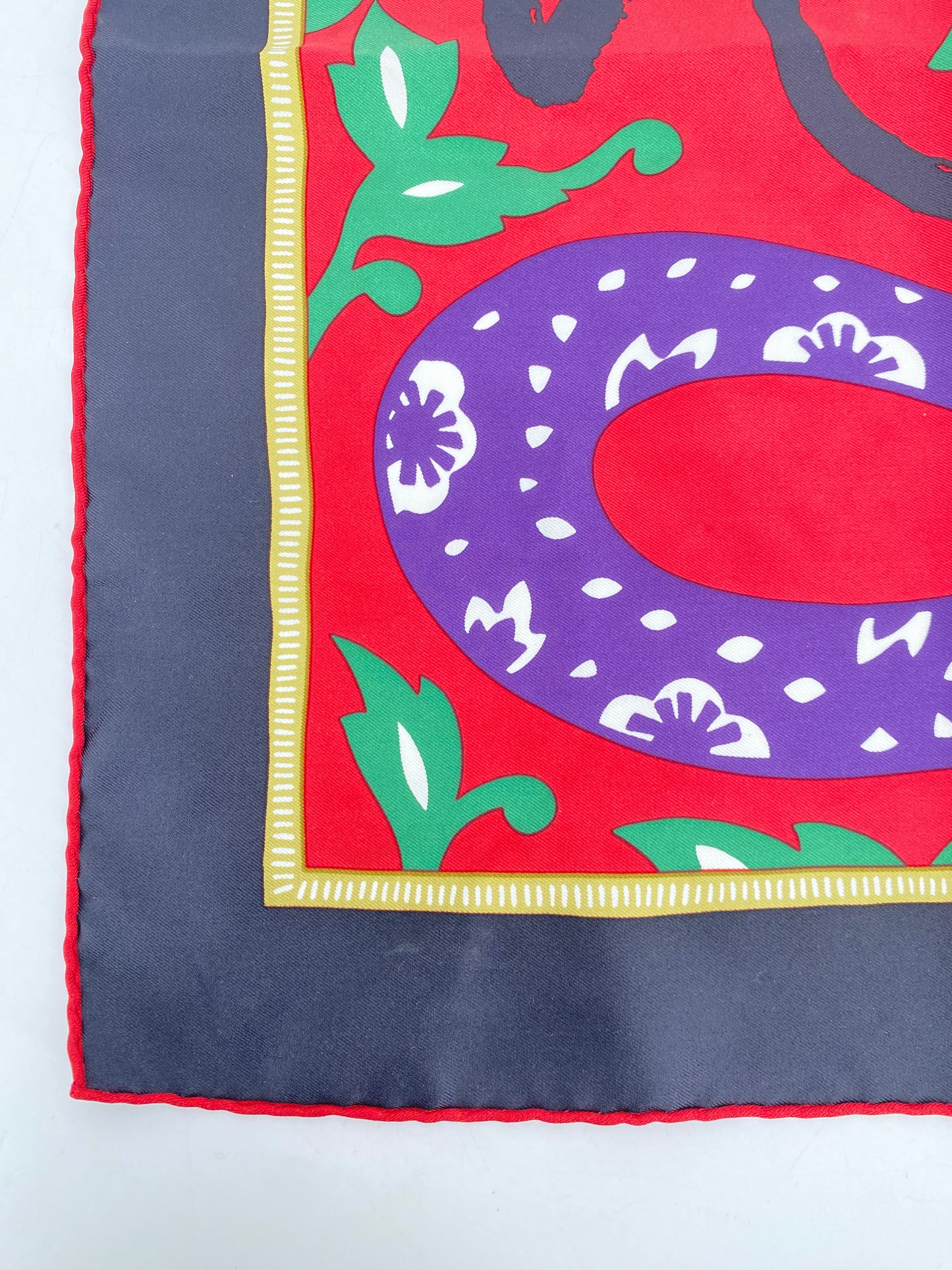 Seidentuch "L'année du serpent" für Hermès von Stéphany Devaux