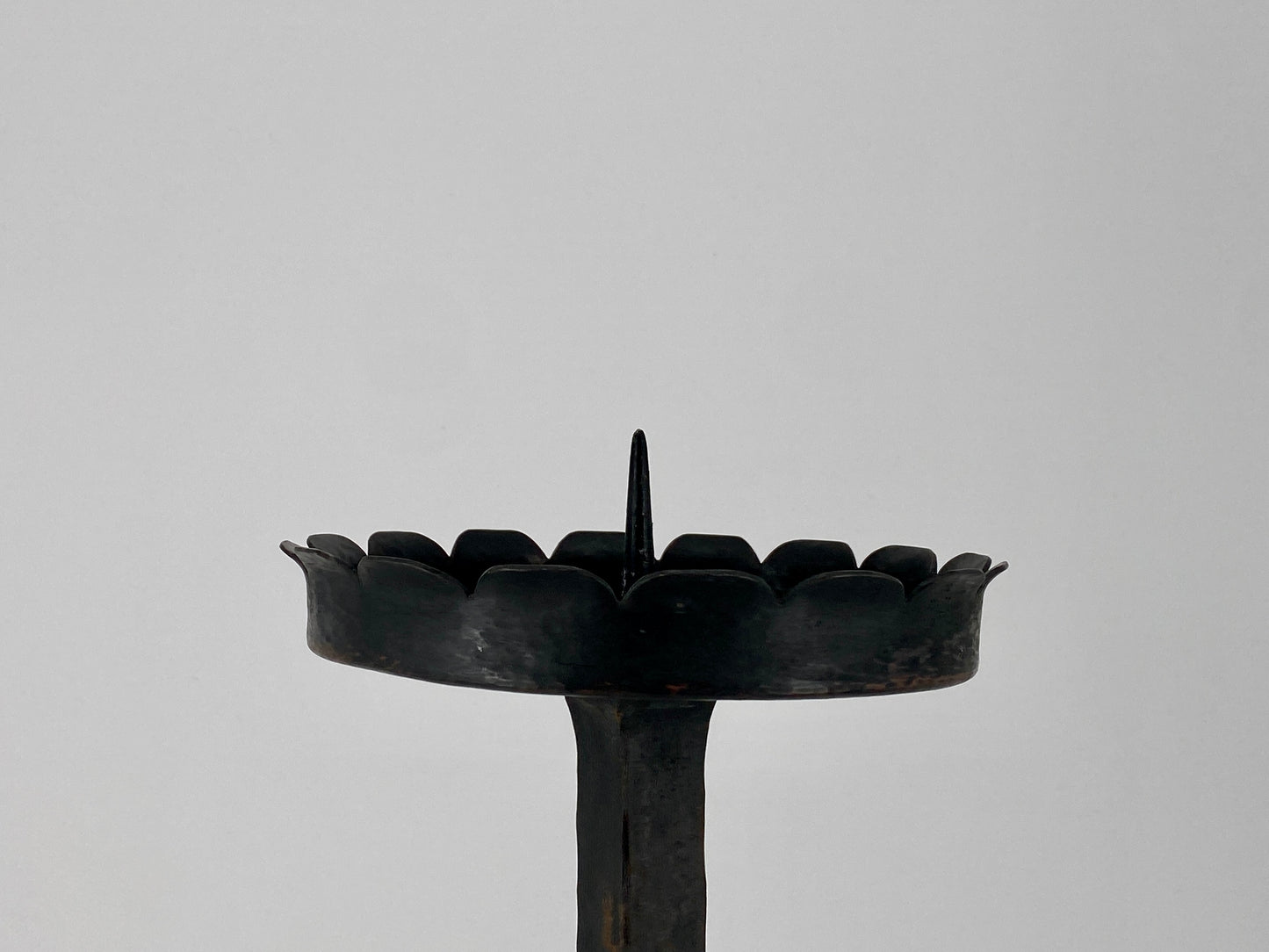 Großer brutalistischer Kerzenständer aus Schmiedeeisen, 1950-1970er