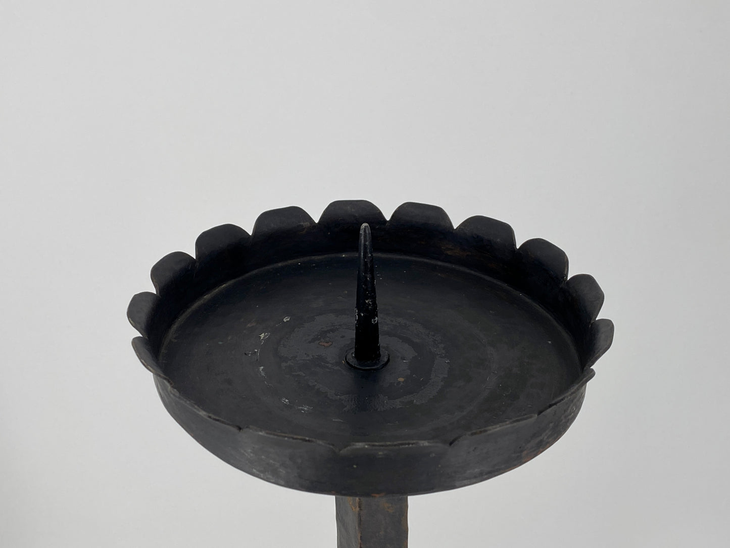 Großer brutalistischer Kerzenständer aus Schmiedeeisen, 1950-1970er
