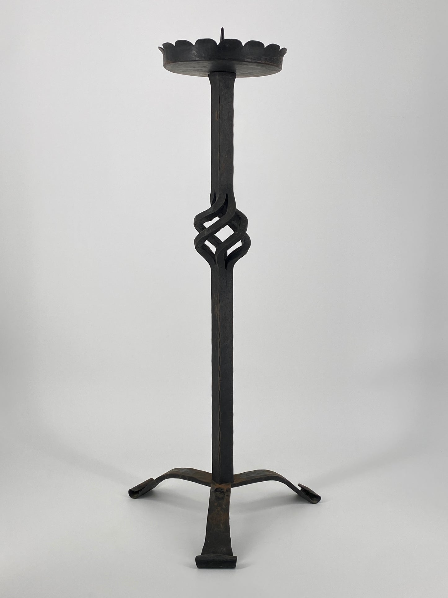 Großer brutalistischer Kerzenständer aus Schmiedeeisen, 1950-1970er