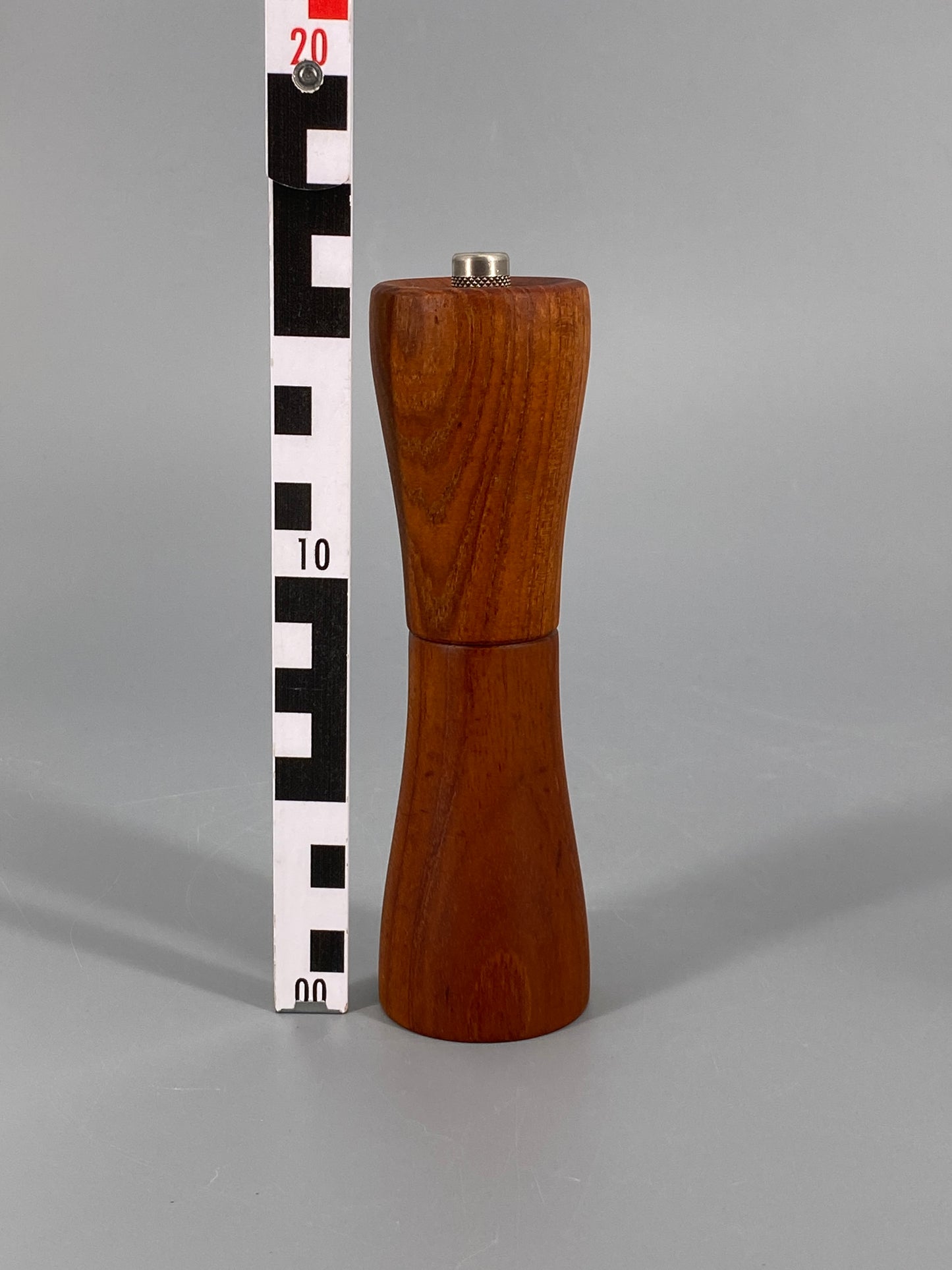 Mid Century Pfeffermühle von Haenlein Winterthur aus Teakholz, Schweiz, 1960er