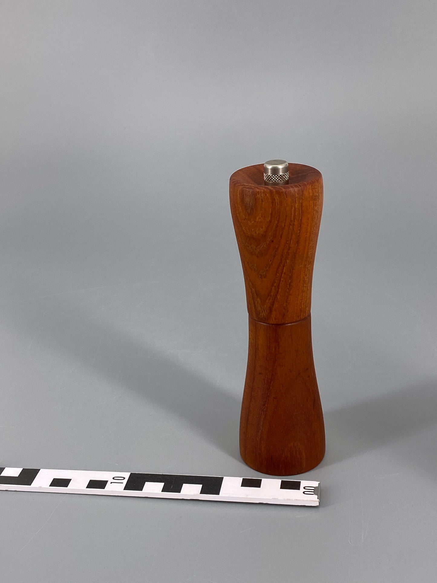 Mid Century Pfeffermühle von Haenlein Winterthur aus Teakholz, Schweiz, 1960er