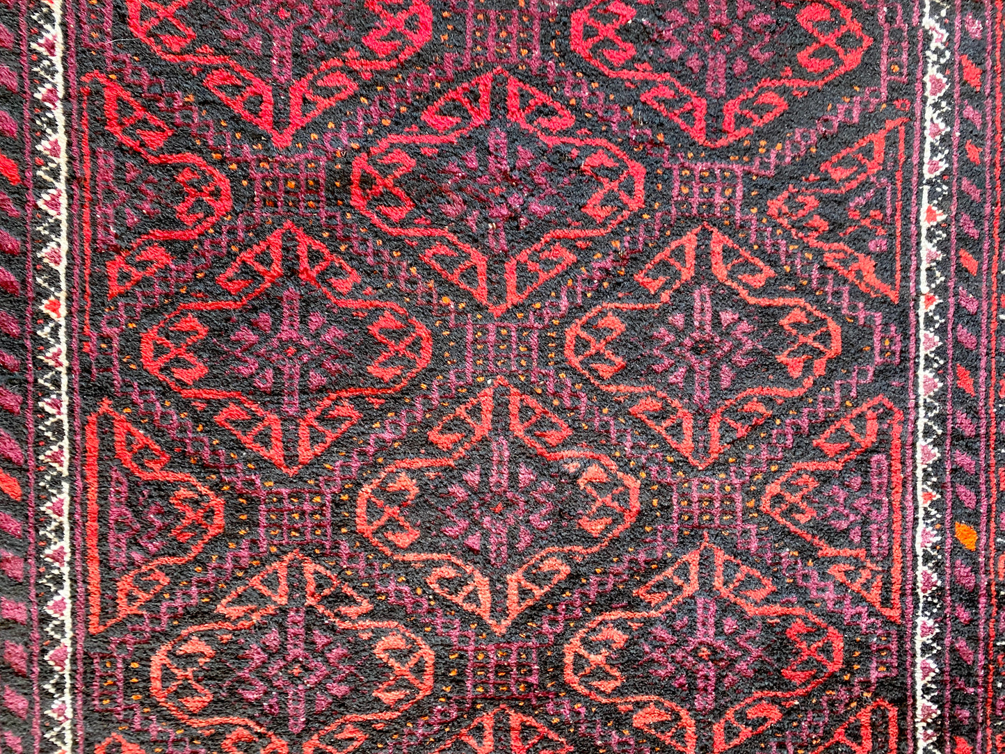 Langer Orientteppich, Lila