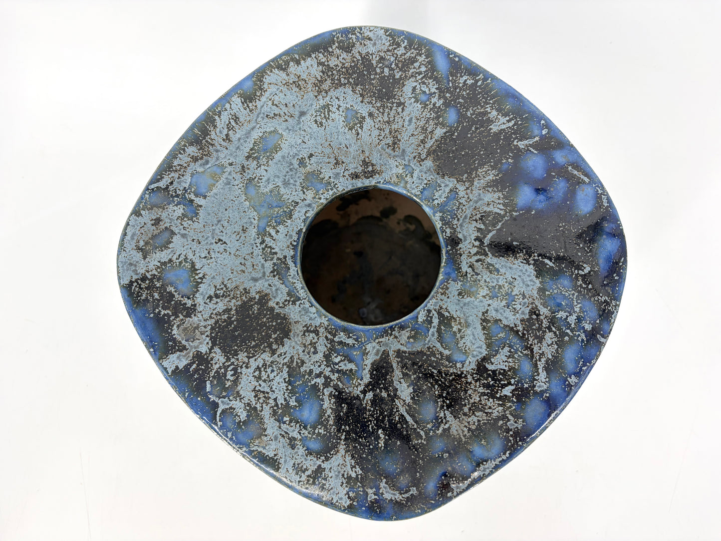 Ensemble aus drei Studiokeramik-Objekten in irisierenden, blautönen glasiert und bezeichnet, 1995