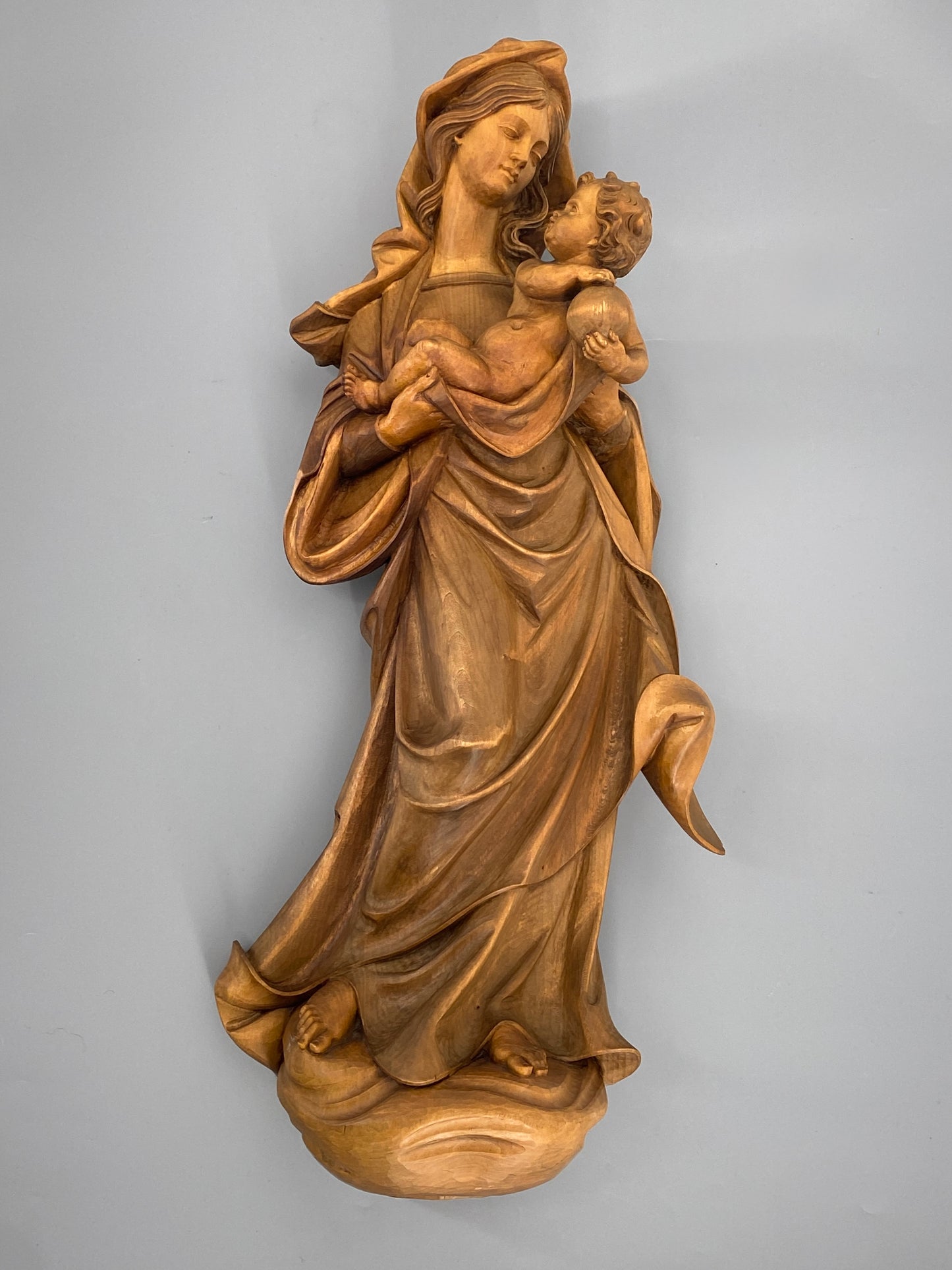 Handgeschnitzte Madonna mit Jesus-Kind, aus gewachstem Lindenholz