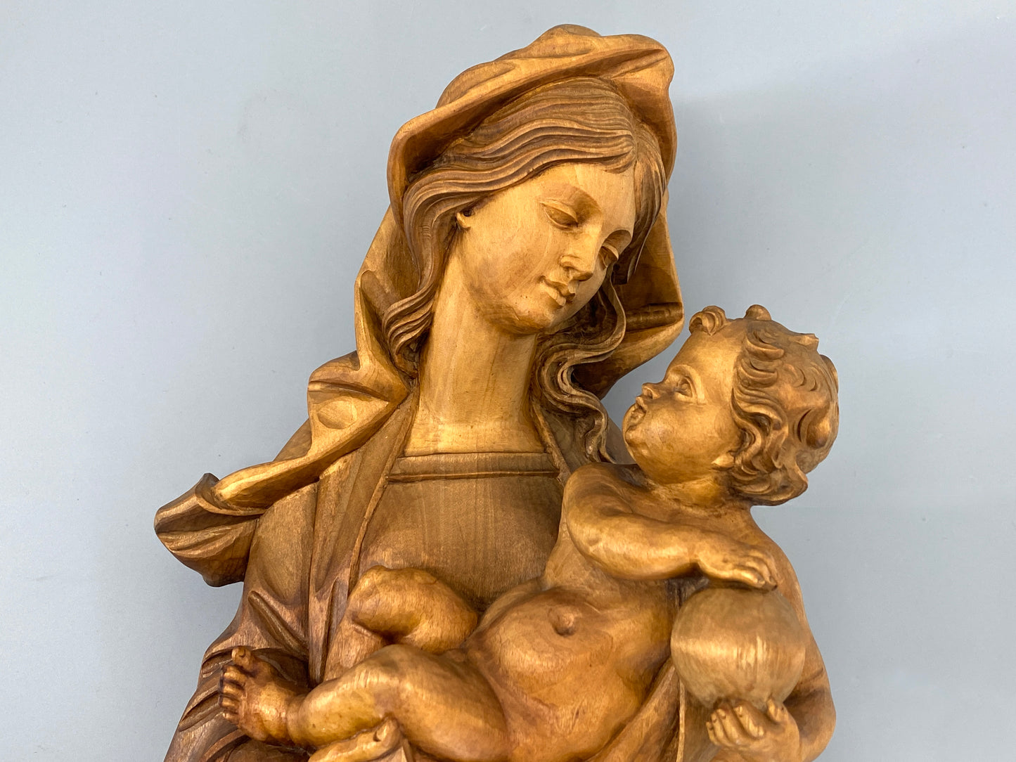 Handgeschnitzte Madonna mit Jesus-Kind, aus gewachstem Lindenholz