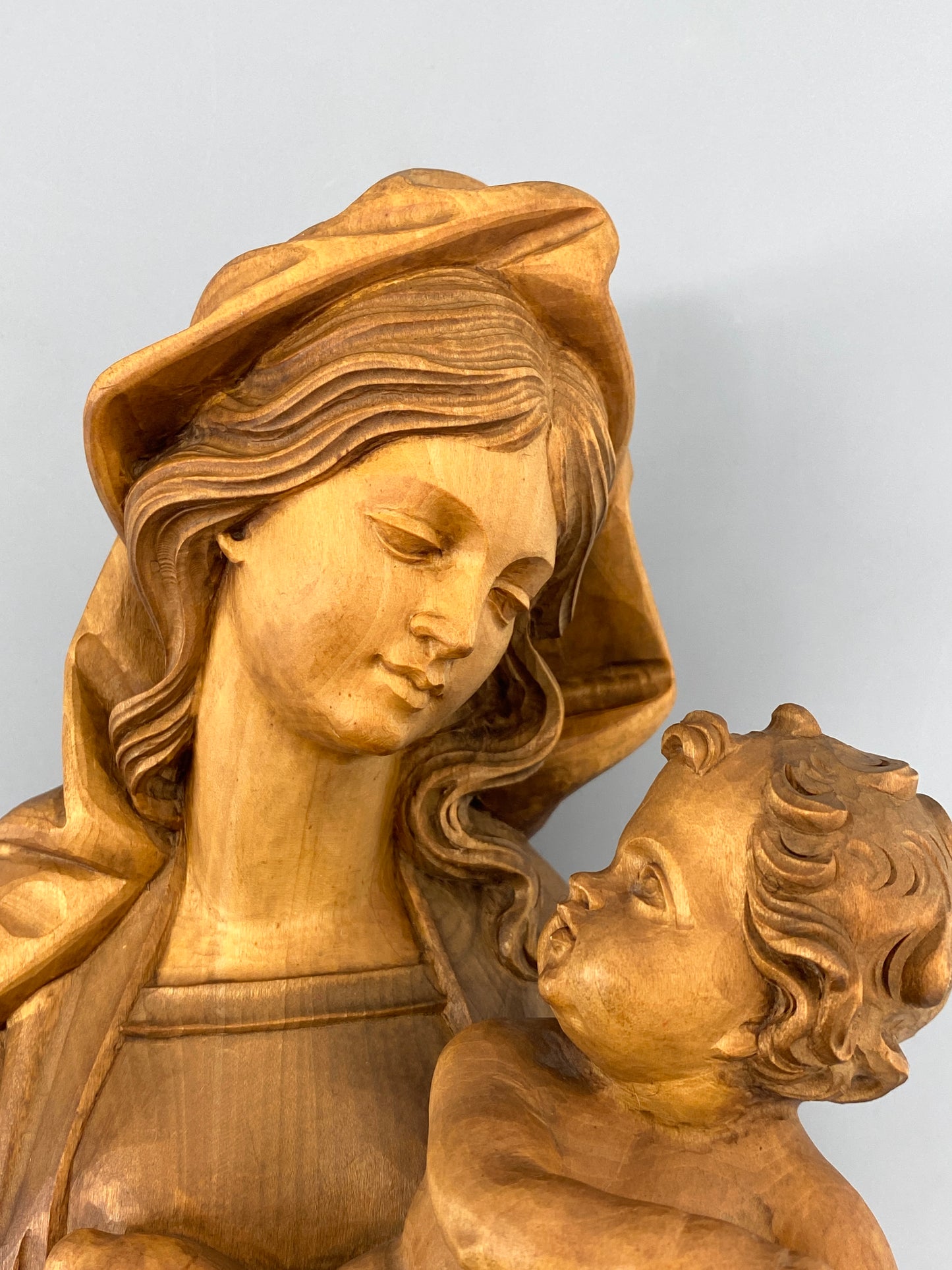 Handgeschnitzte Madonna mit Jesus-Kind, aus gewachstem Lindenholz