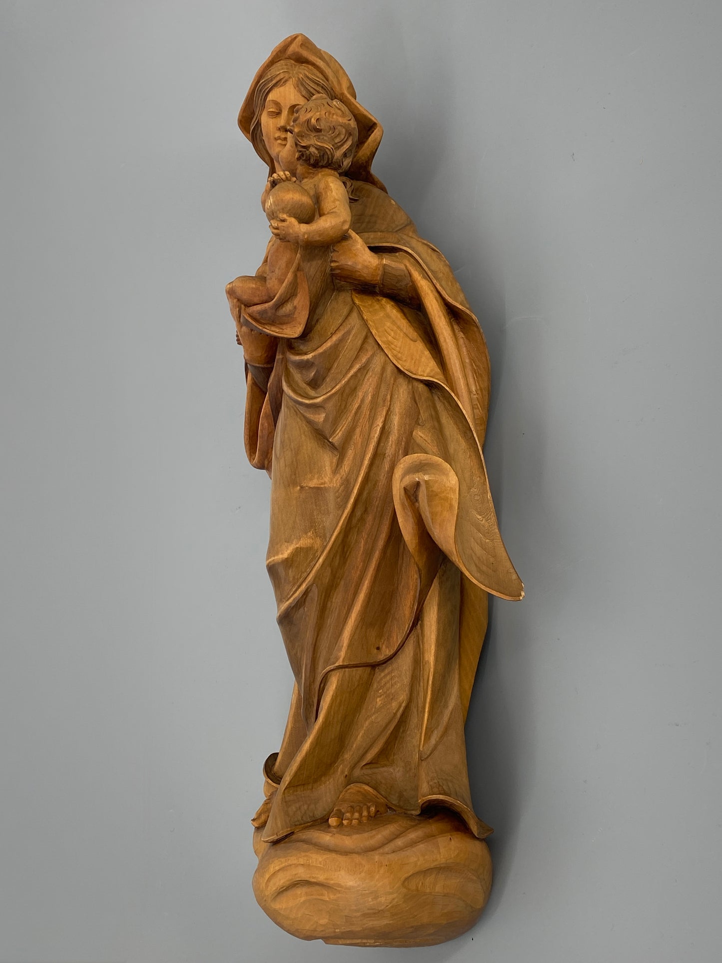 Handgeschnitzte Madonna mit Jesus-Kind, aus gewachstem Lindenholz