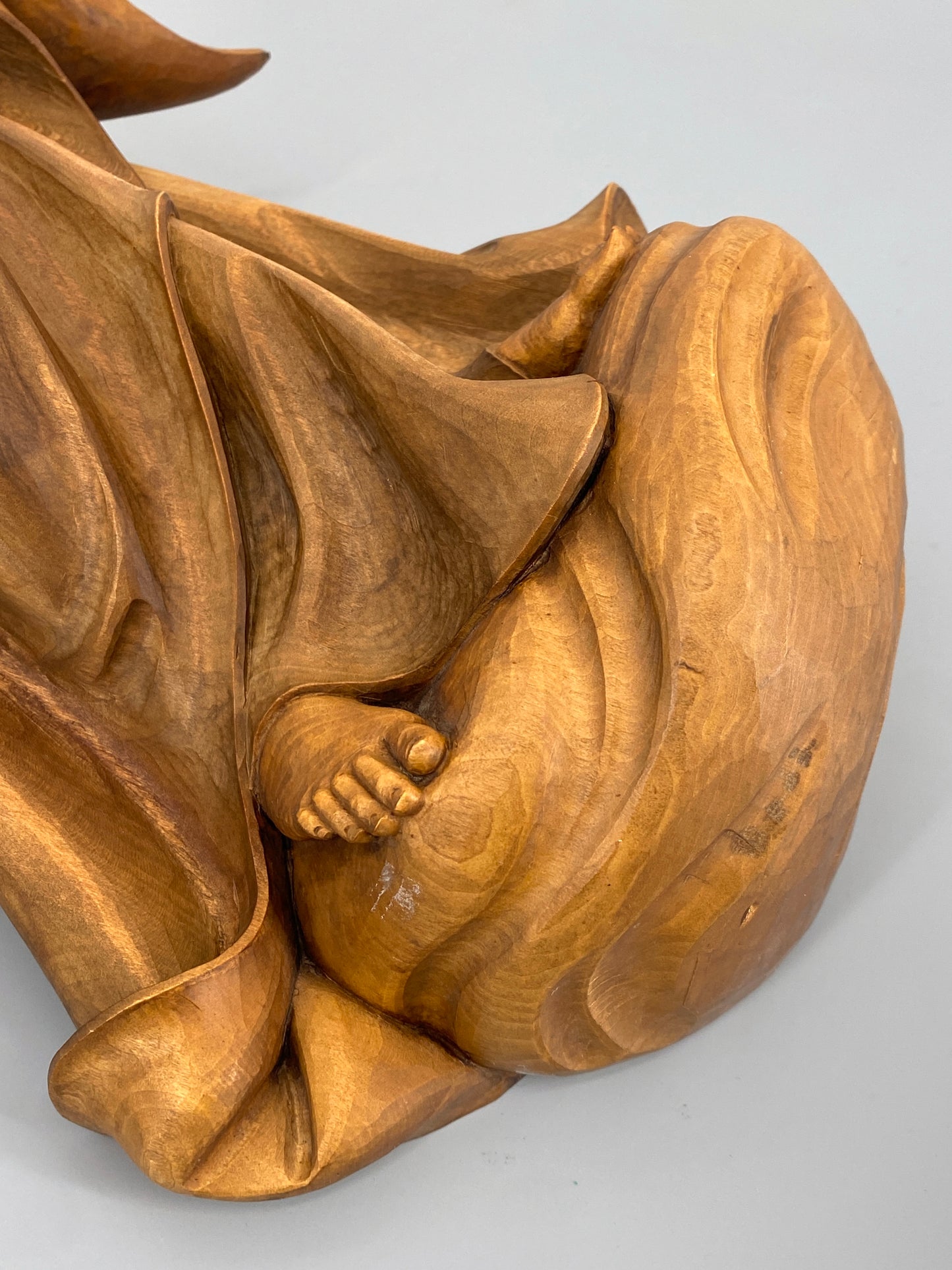 Handgeschnitzte Madonna mit Jesus-Kind, aus gewachstem Lindenholz