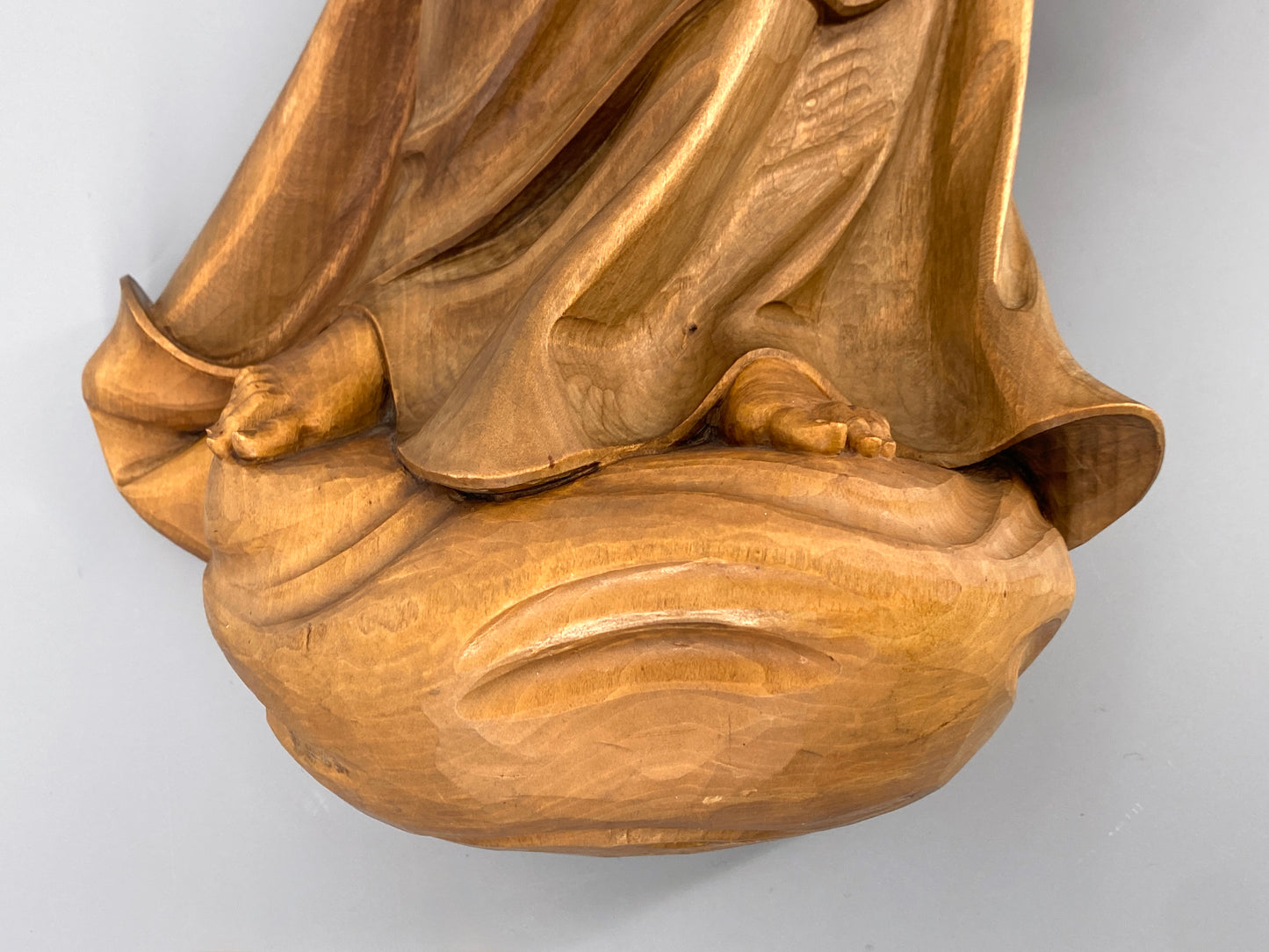 Handgeschnitzte Madonna mit Jesus-Kind, aus gewachstem Lindenholz