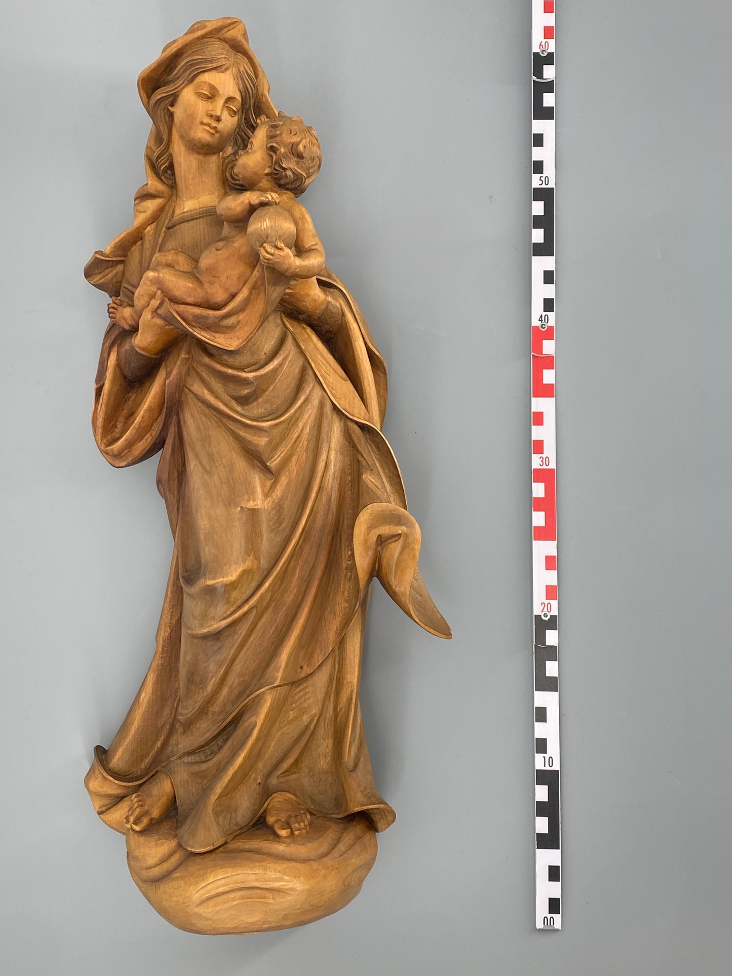 Handgeschnitzte Madonna mit Jesus-Kind, aus gewachstem Lindenholz
