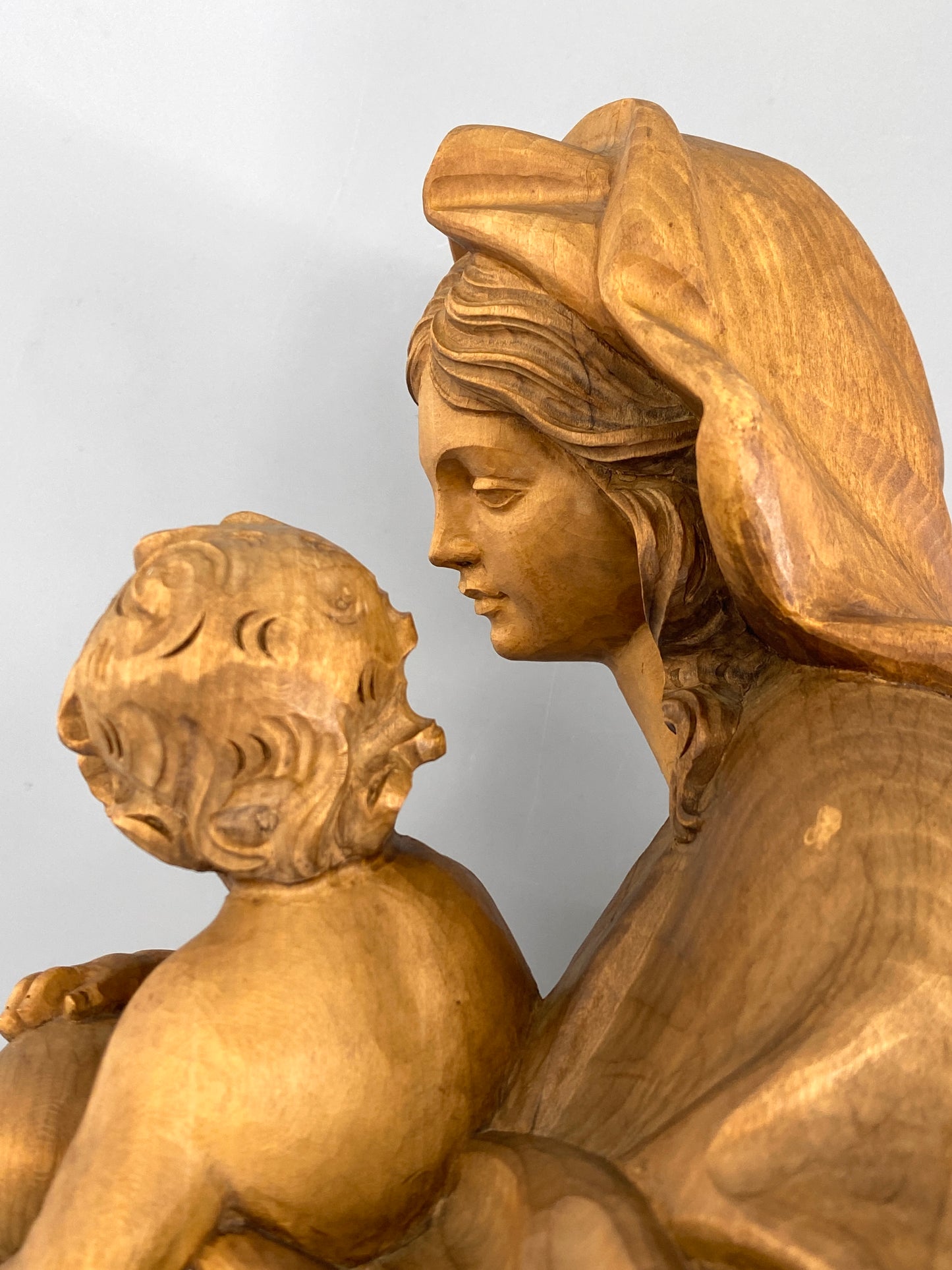 Handgeschnitzte Madonna mit Jesus-Kind, aus gewachstem Lindenholz