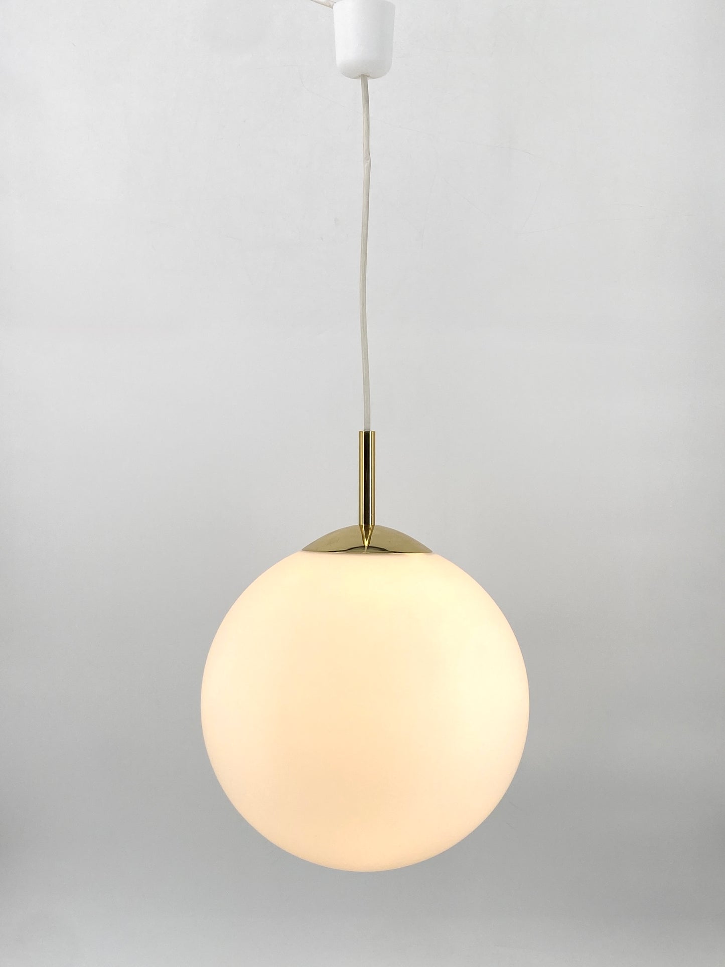 Klassische Kugellampe aus Satinglas