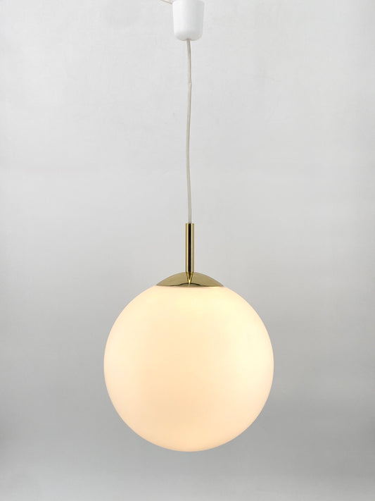 Klassische Kugellampe aus Satinglas