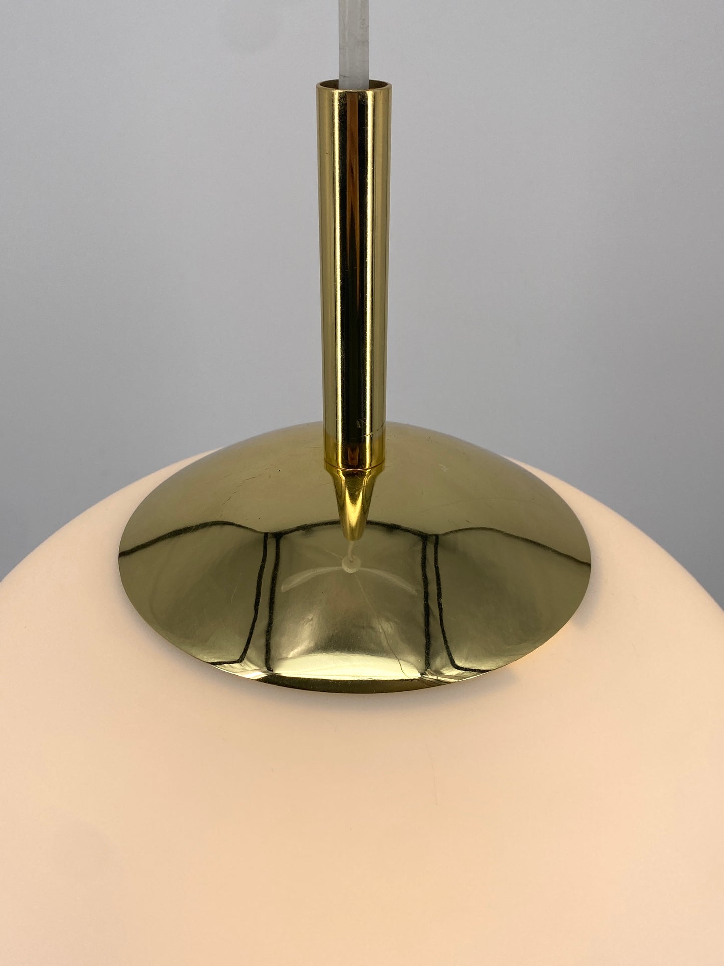 Klassische Kugellampe aus Satinglas