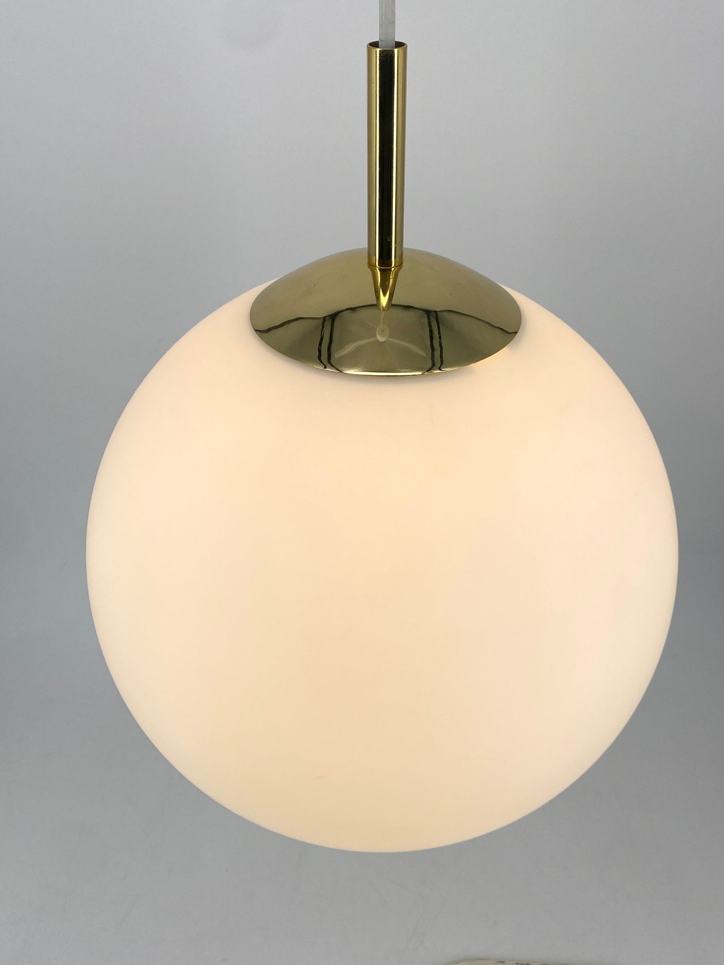 Klassische Kugellampe aus Satinglas