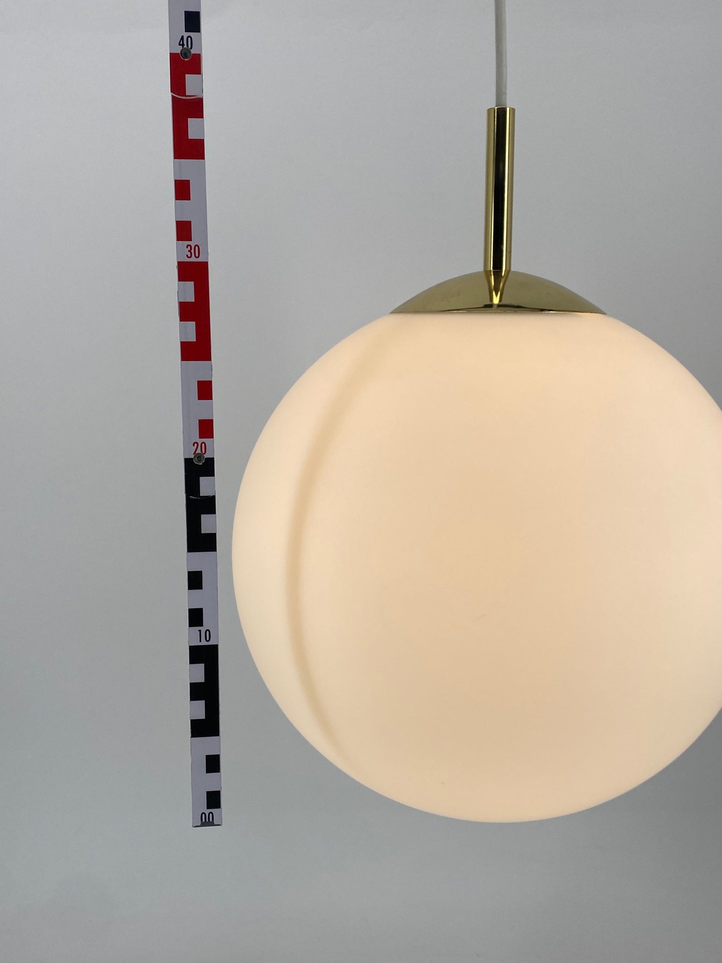 Klassische Kugellampe aus Satinglas