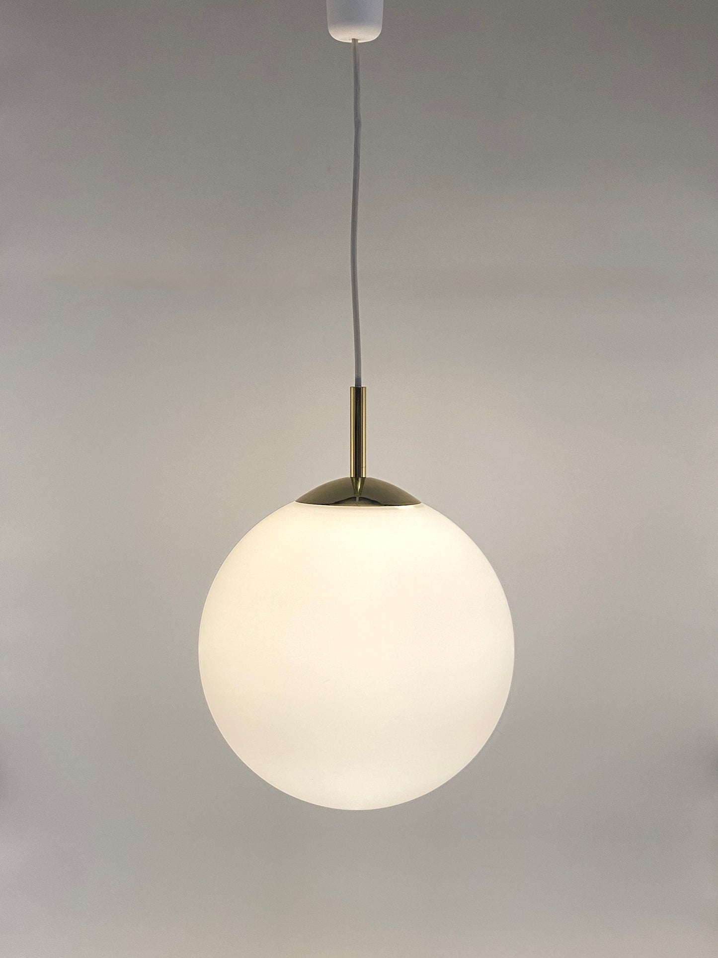 Klassische Kugellampe aus Satinglas